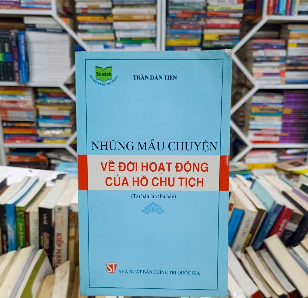 Những mẩu chuyện về đời hoạt động của Hồ Chủ Tịch 🌻 by  - Sách Book Cover - Ngọc Hiển Books