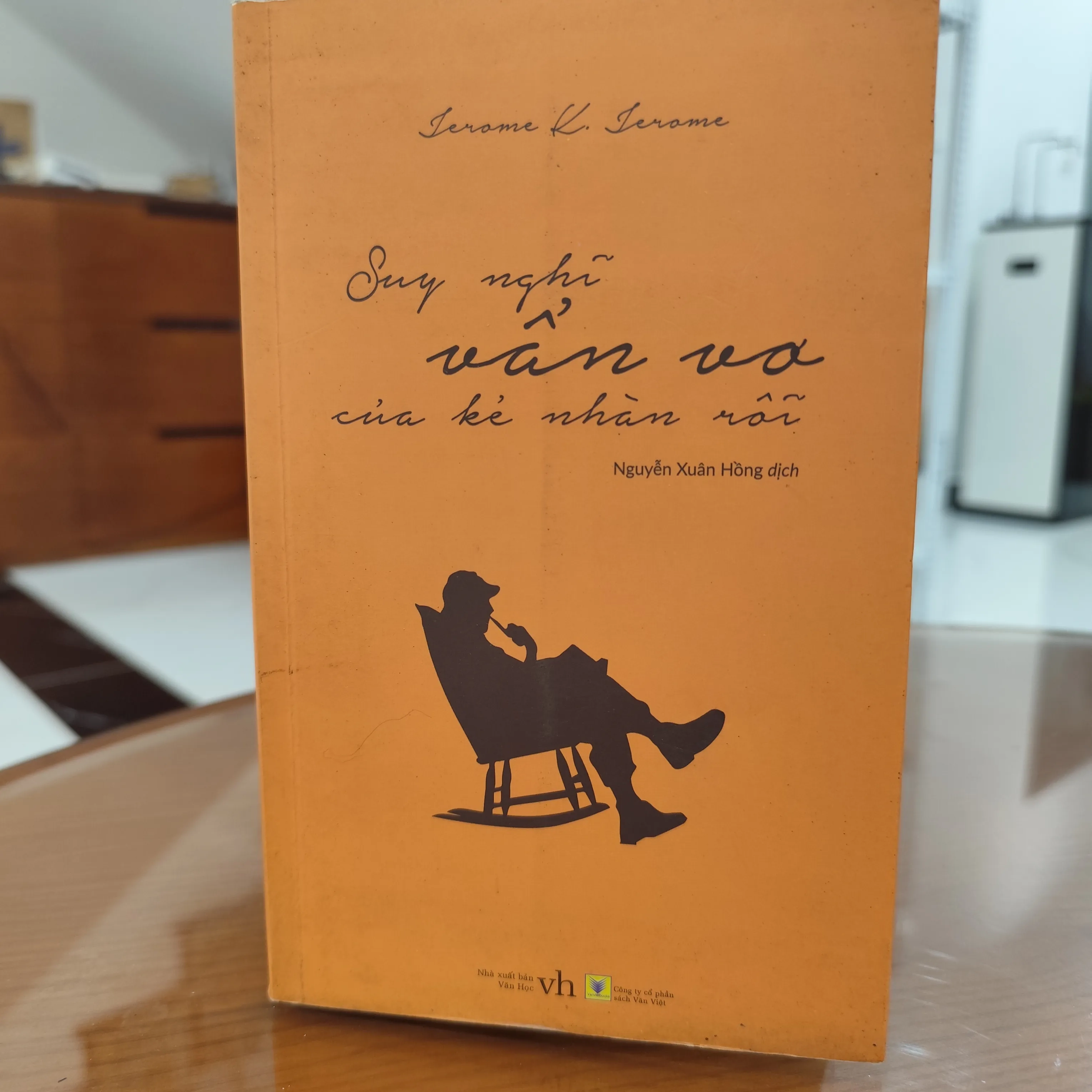 Suy nghĩ vẩn vơ của kẻ nhàn rỗi by  - Sách Book Cover - Ngọc Hiển Books