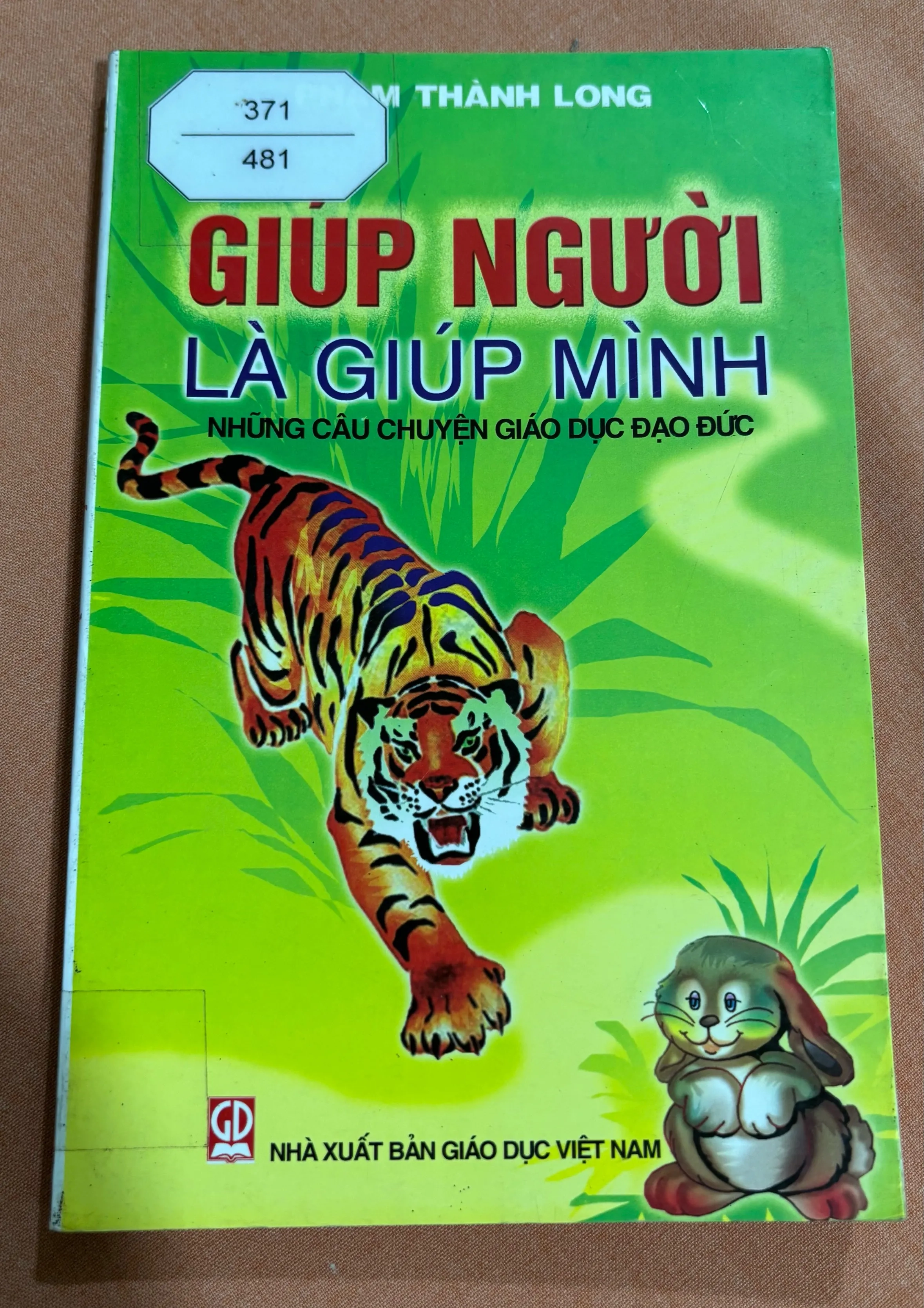 Giúp người là giúp mình 🌊 by  - Sách Book Cover - Ngọc Hiển Books