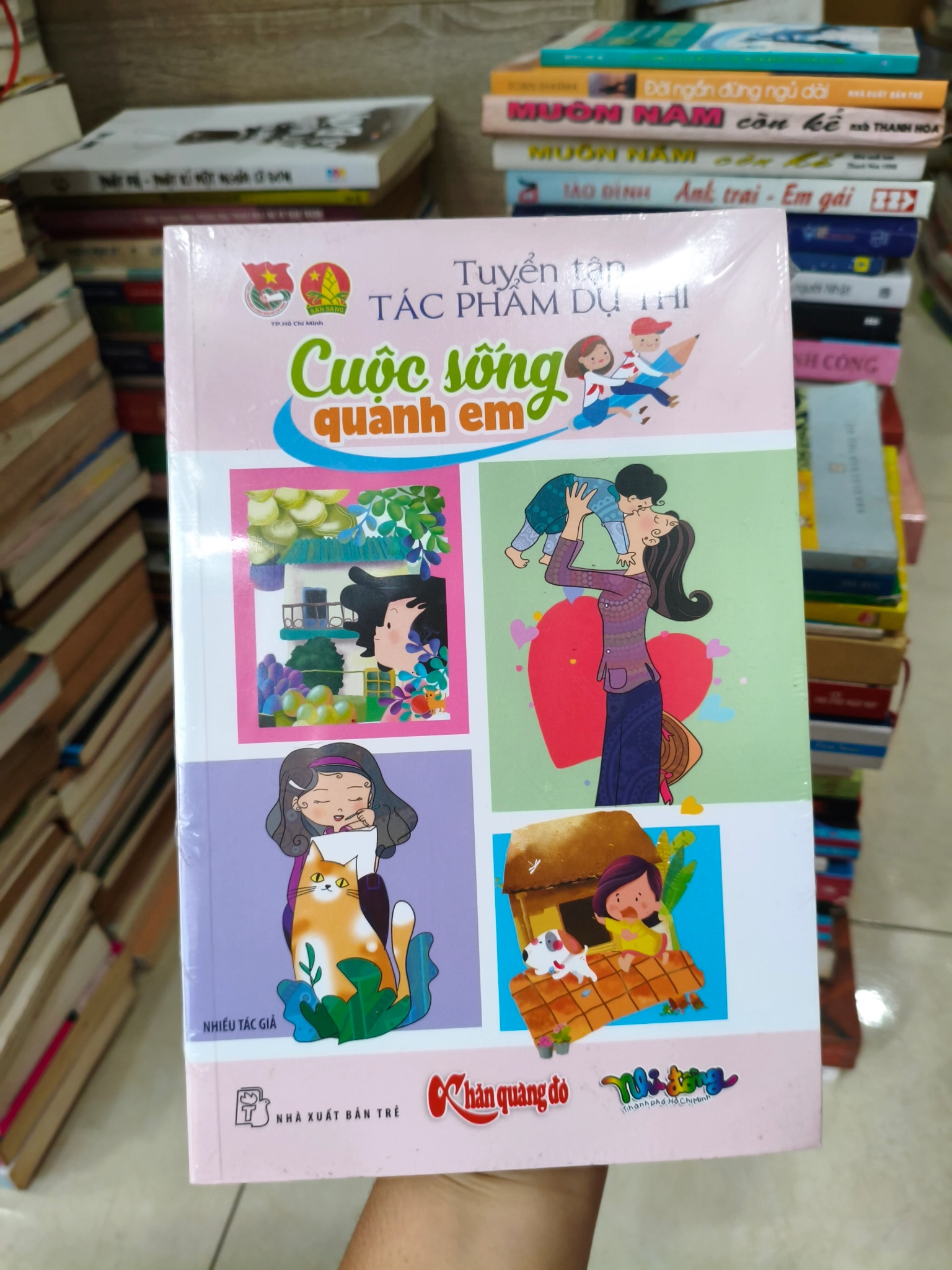 Tuyển tập tác phẩm dự thi cuốc sống quanh em 🌱 by  - Sách Book Cover - Ngọc Hiển Books