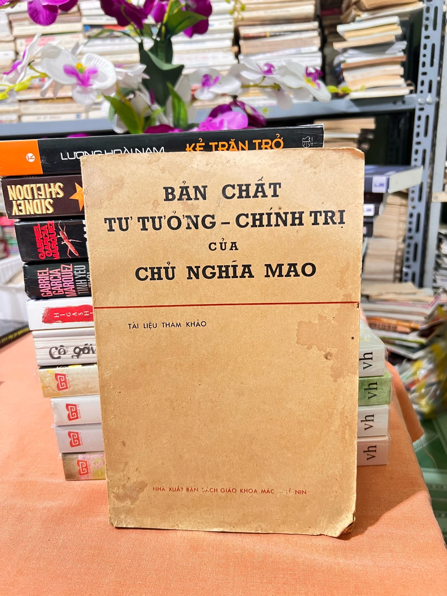 Bản chất tư tưởng - Chính Trị của chủ nghĩa Mao - 1979 by  - Sách Book Cover - Ngọc Hiển Books