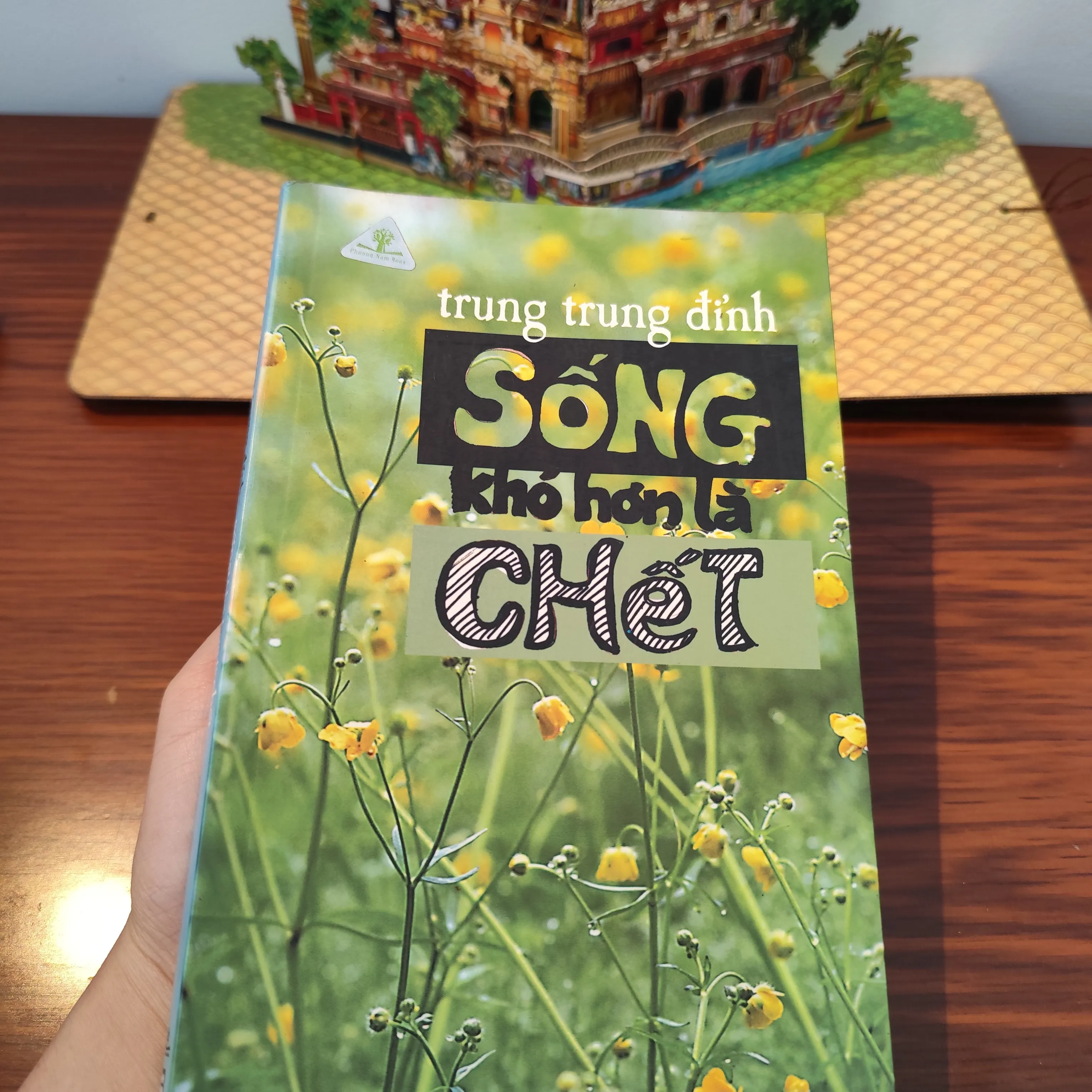 Sống khó hơn là chết - Trung Trung Đỉnh by  - Sách Book Cover - Ngọc Hiển Books