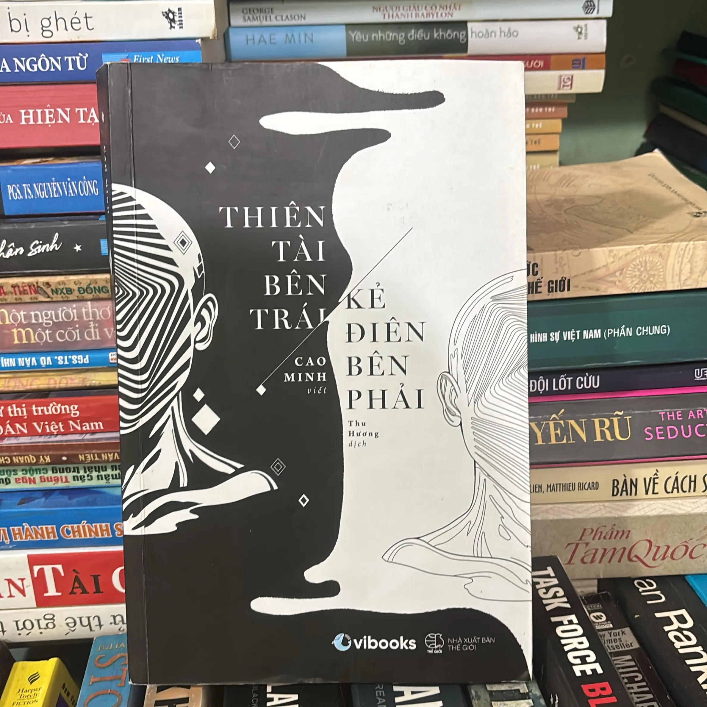 Thiên Tài Bên Trái Kẻ Điên Bên Phải 🌊 by  - Sách Book Cover - Ngọc Hiển Books