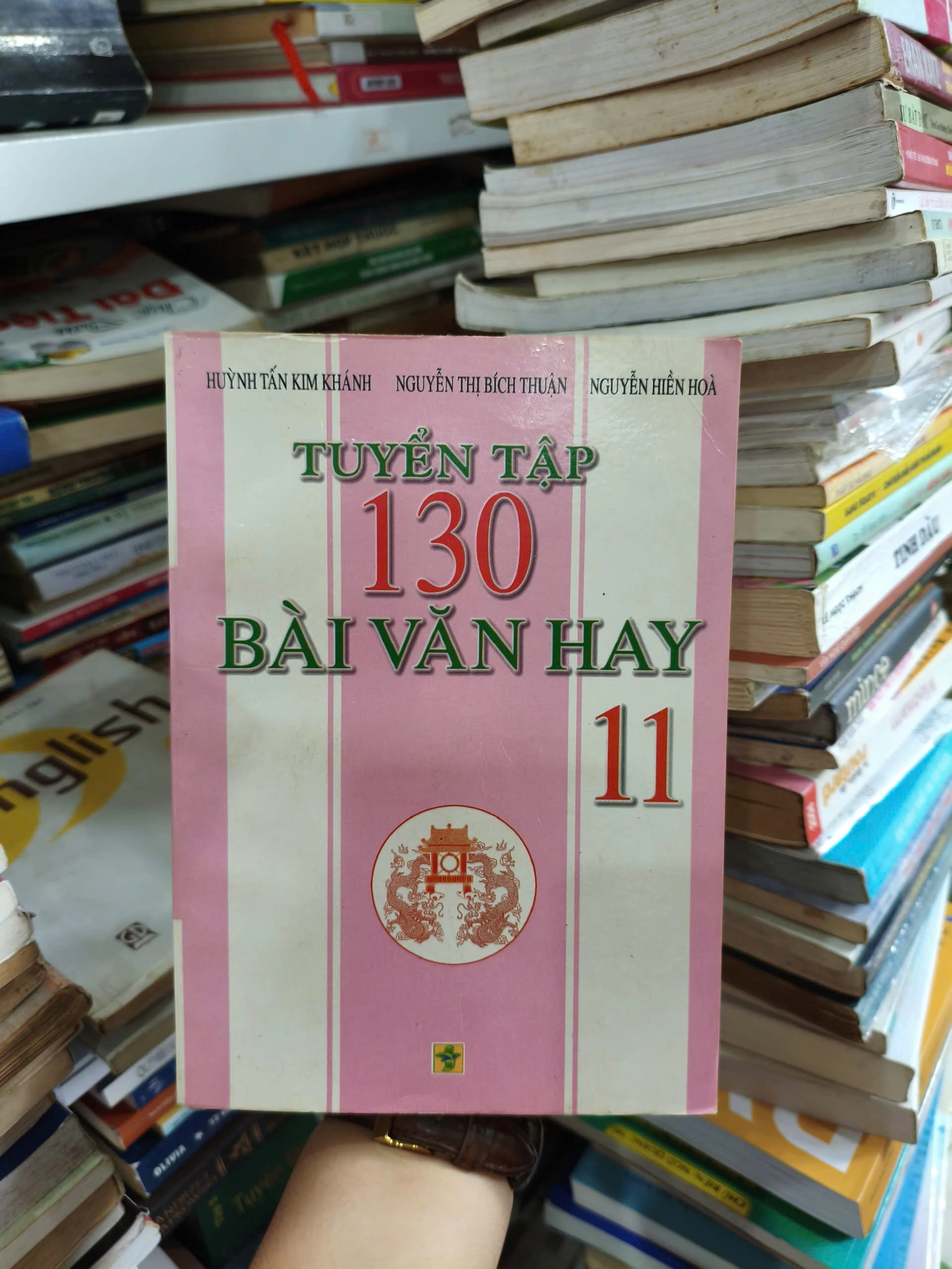 Tuyển tập 130 bài văn hay lớp 11 by  - Sách Book Cover - Ngọc Hiển Books