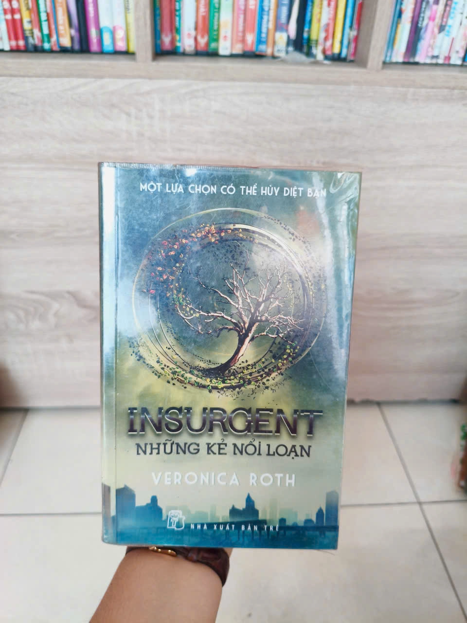 Những Kẻ Nổi Loạn - Insurgent by Veronica Roth - Sách Book Cover - Ngọc Hiển Books