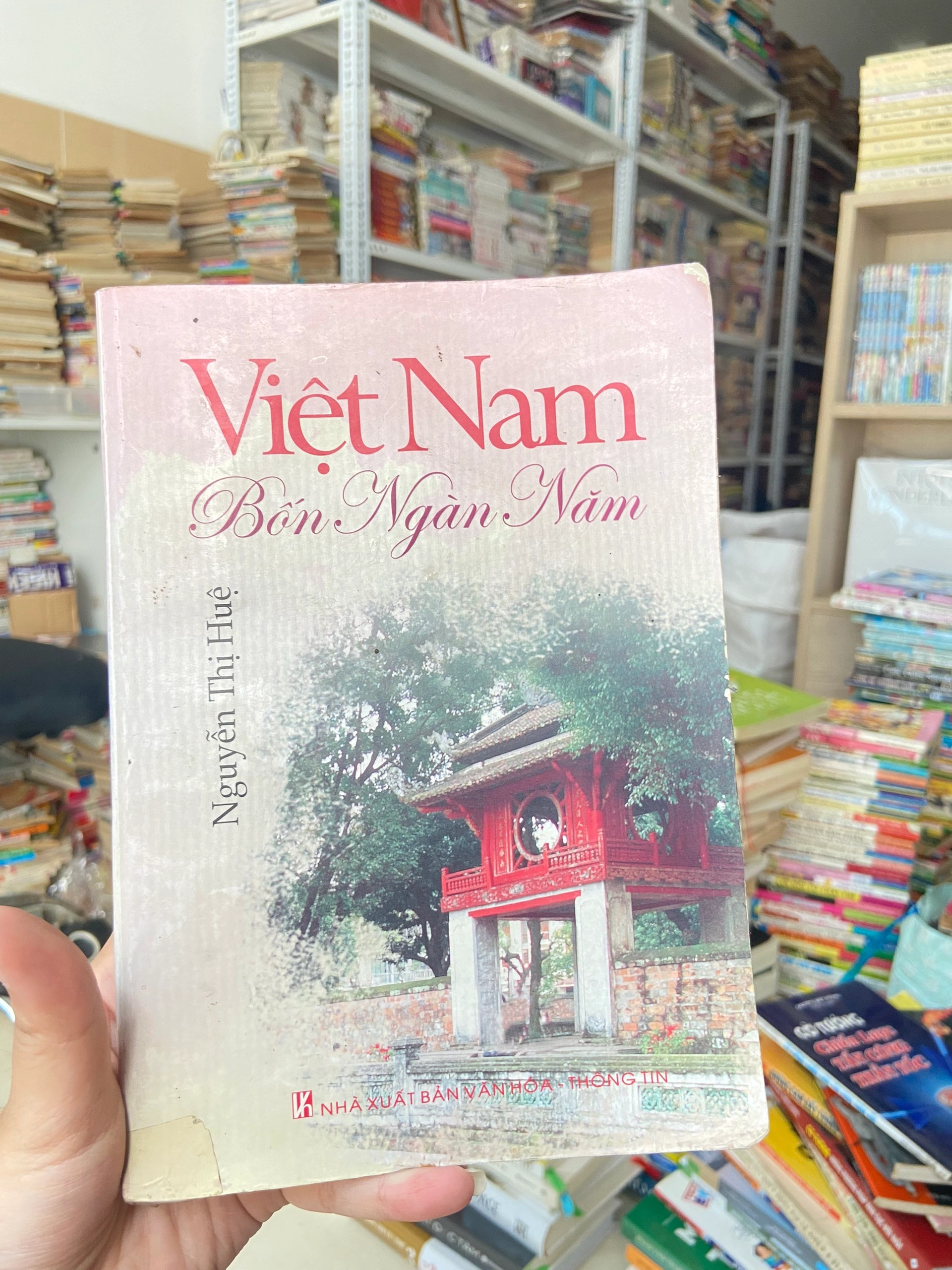 Viêt Nam Bốn Ngàn Năm - Nguyễn Thị Huệ by  - Sách Book Cover - Ngọc Hiển Books