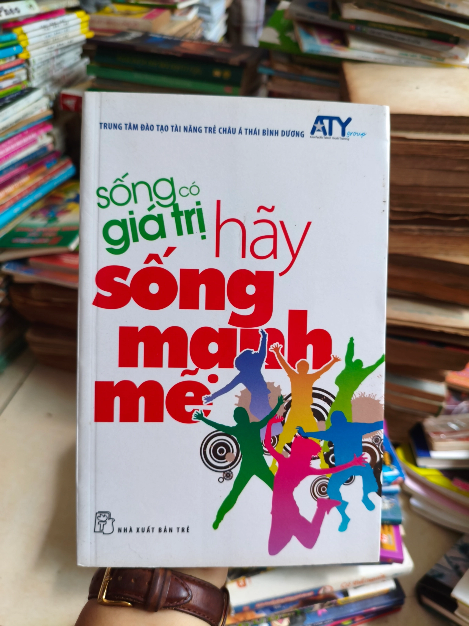 Sống có giá trị hãy sống mạnh mẽ 🌱 by  - Sách Book Cover - Ngọc Hiển Books