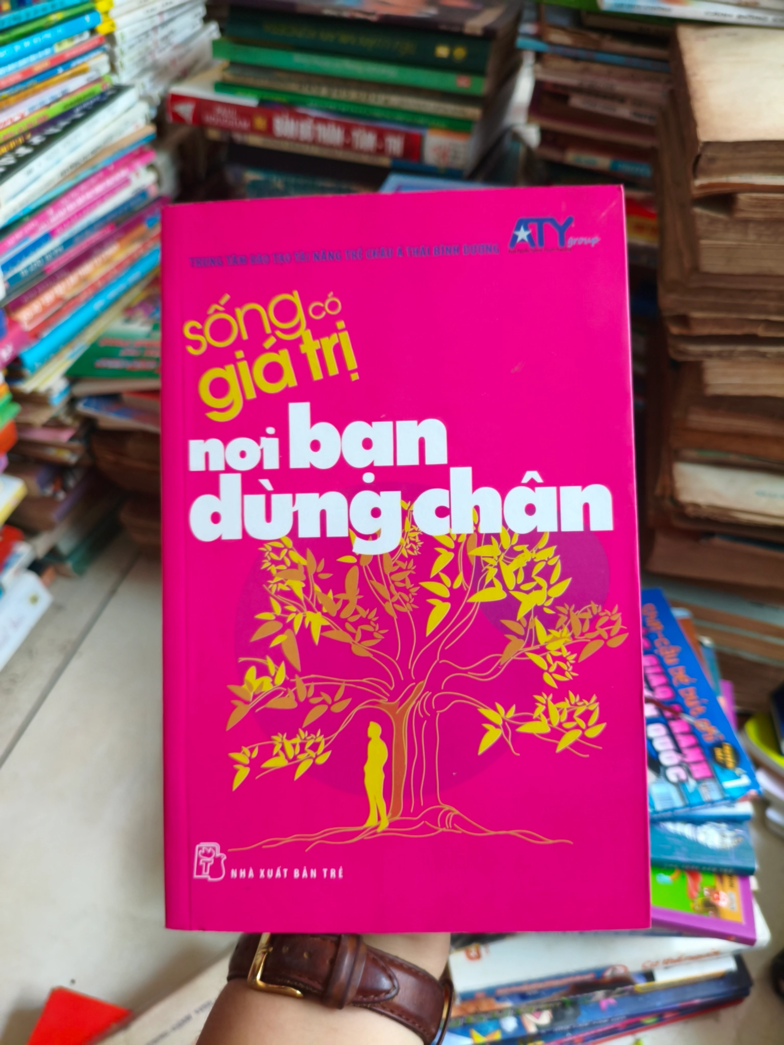Sống có giá trị nơi bạn đừng chân 🌱 by  - Sách Book Cover - Ngọc Hiển Books