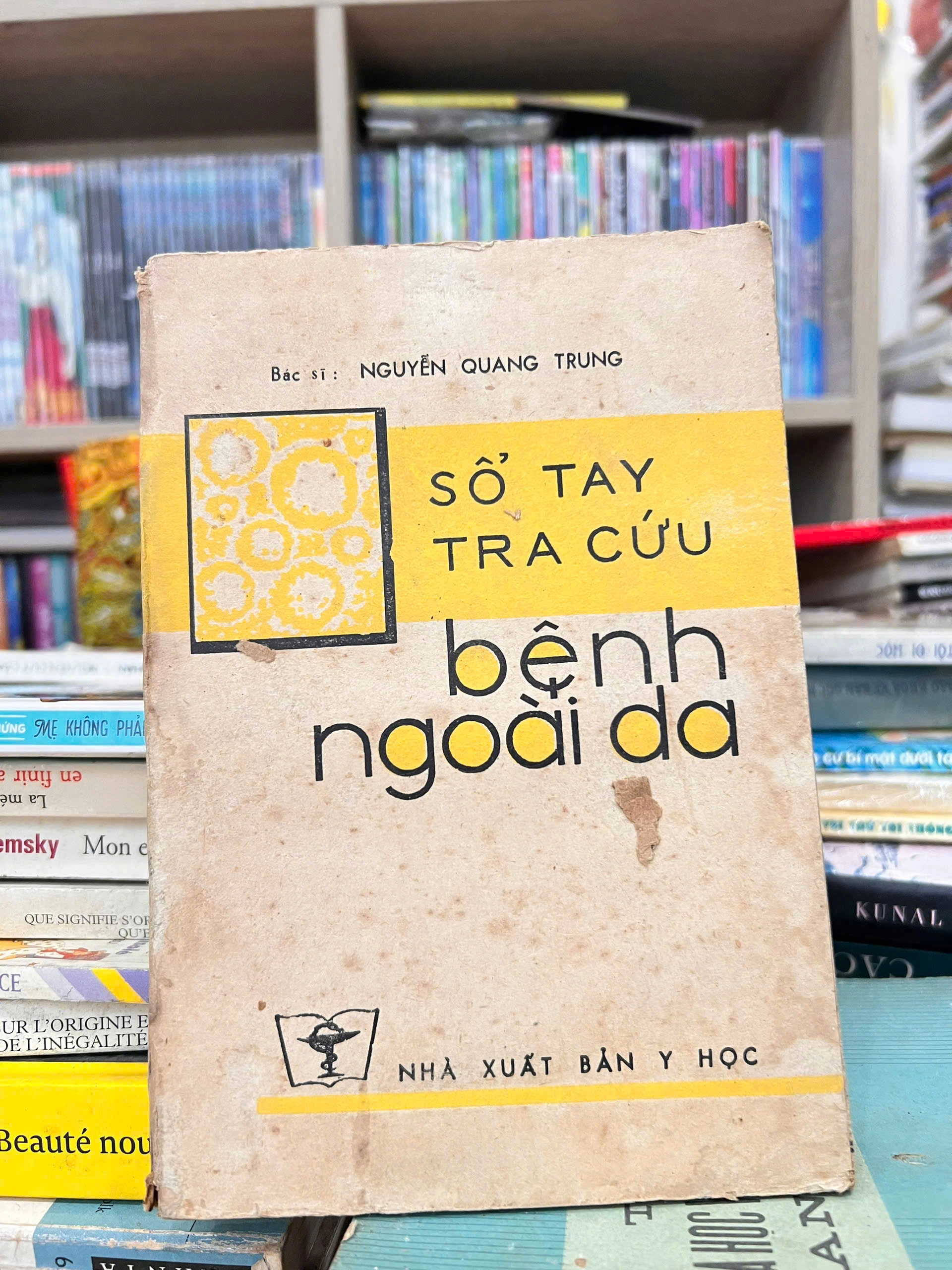 Sổ Tay Tra Cứu Bệnh Ngoài Da by BS. Nguyễn Quang Trung - Sách Book Cover - Ngọc Hiển Books