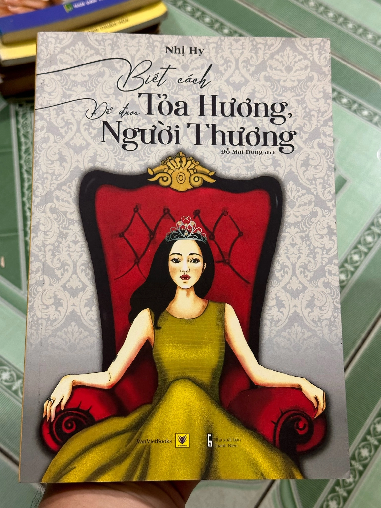 Biết cách để được toả hương người, người thương - Nhị Hy by  - Sách Book Cover - Ngọc Hiển Books