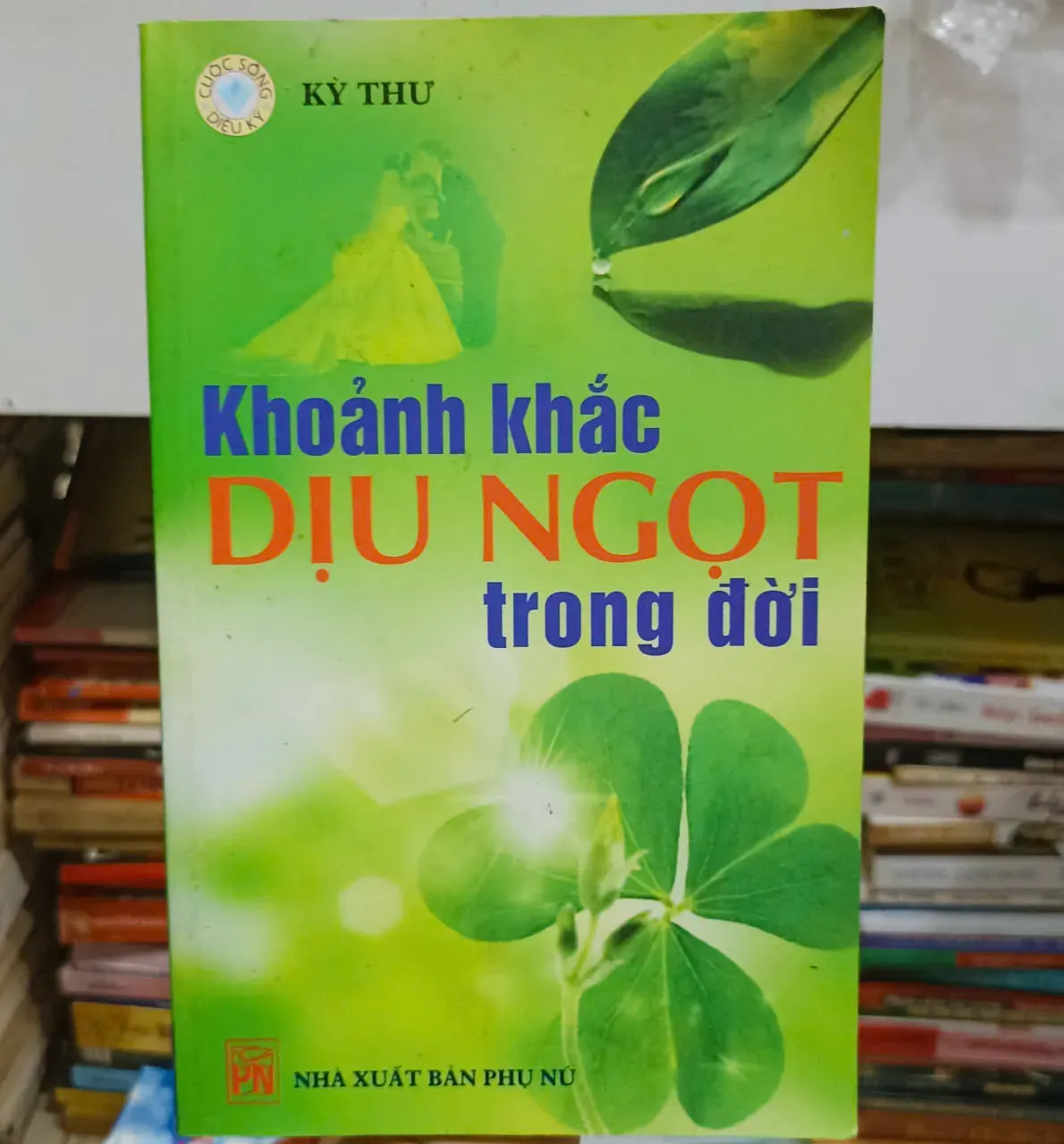Khoảng khắc dịu ngọt trong đời🌻 by  - Sách Book Cover - Ngọc Hiển Books