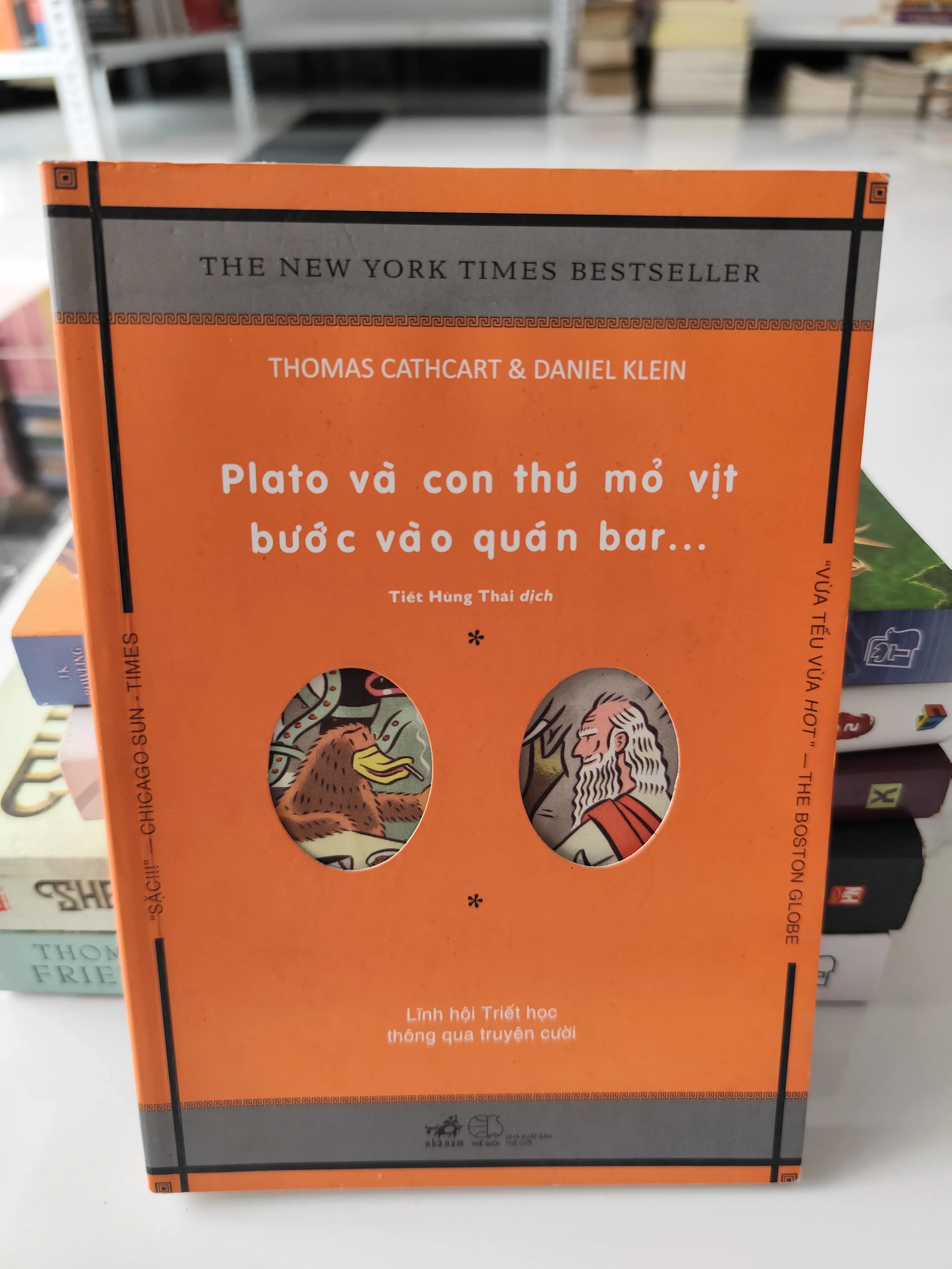 Plato và con thú mỏ vịt bước vào quán bar by  - Sách Book Cover - Ngọc Hiển Books