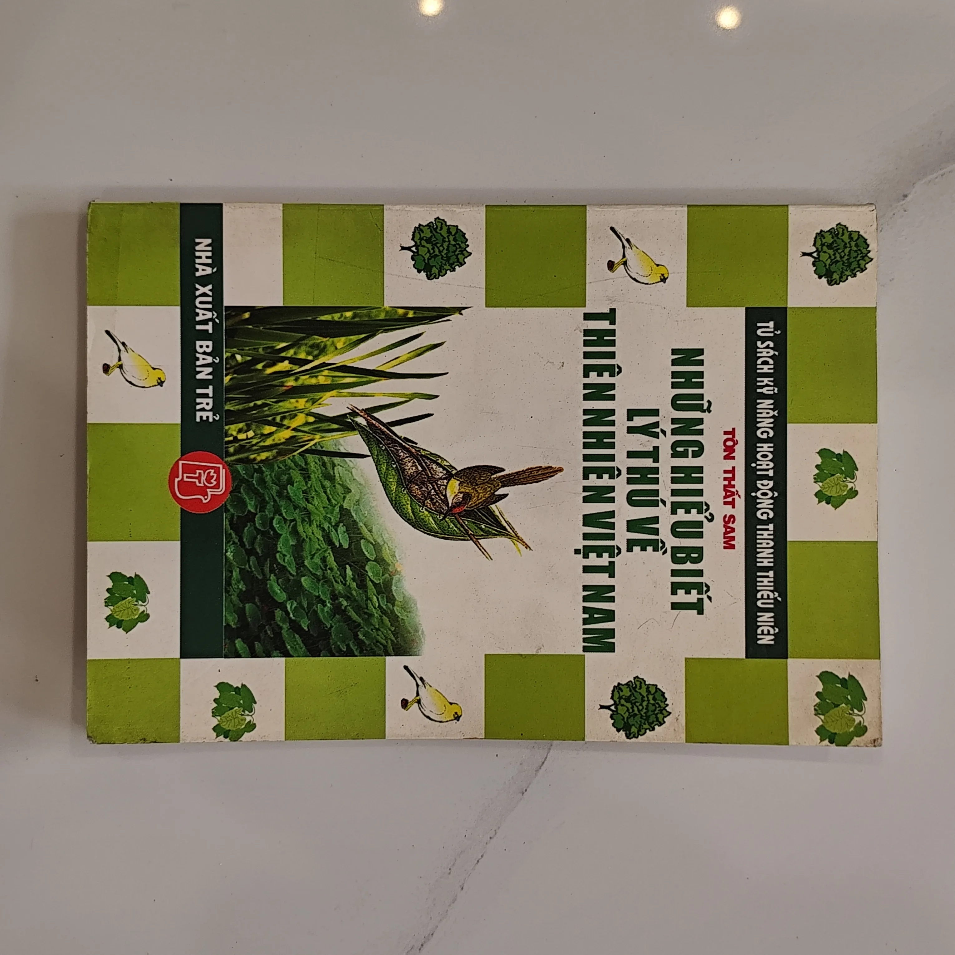 Tủ sách kỹ năng hoạt động thanh thiếu niên Những hiểu biết lý thú về thiên nhiên Việt Nam by  - Sách Book Cover - Ngọc Hiển Books