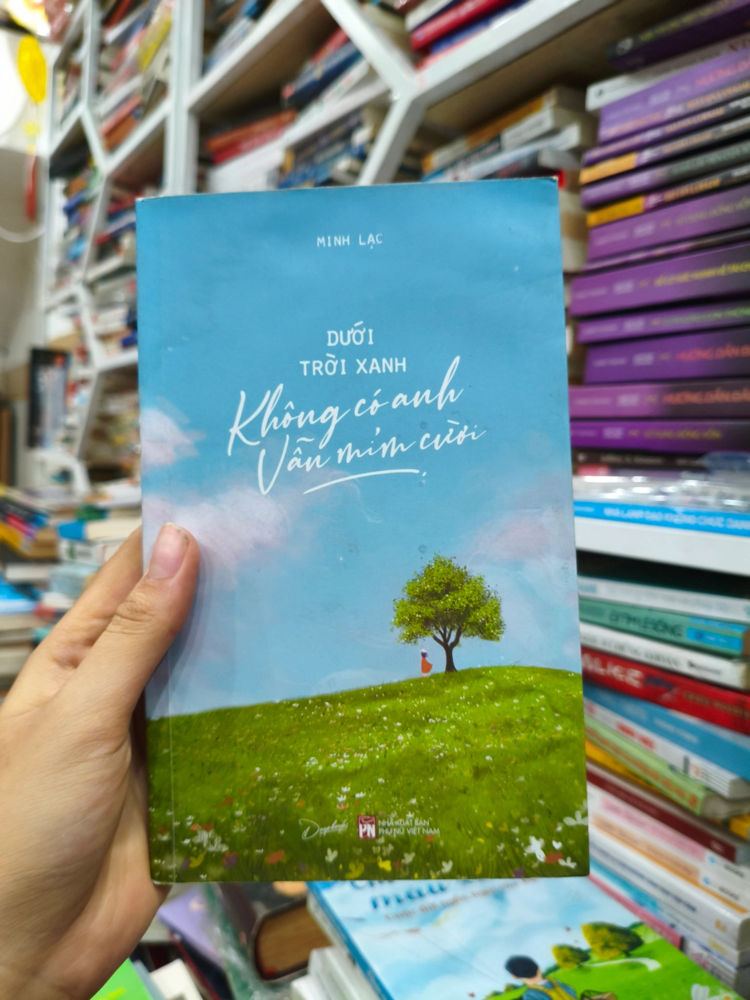 Dưới trời xanh không có ảnh vân mỉm cười 🌱 by  - Sách Book Cover - Ngọc Hiển Books