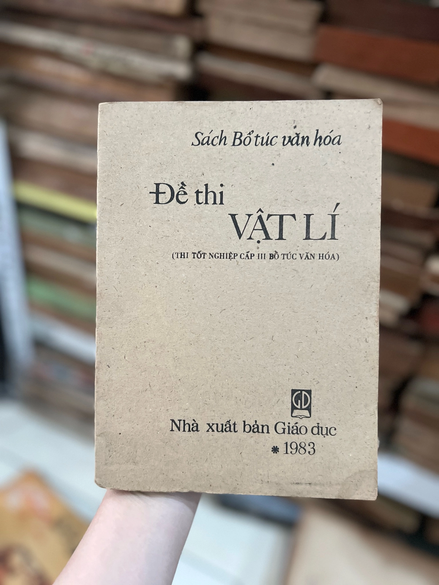 Đề thi vật lý , thi tốt nghiệp cấp 3 1983 by  - Sách Book Cover - Ngọc Hiển Books