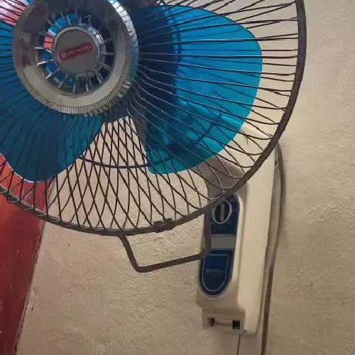 Quạt Nhật treo tường Hitachi cổ cánh đẹp