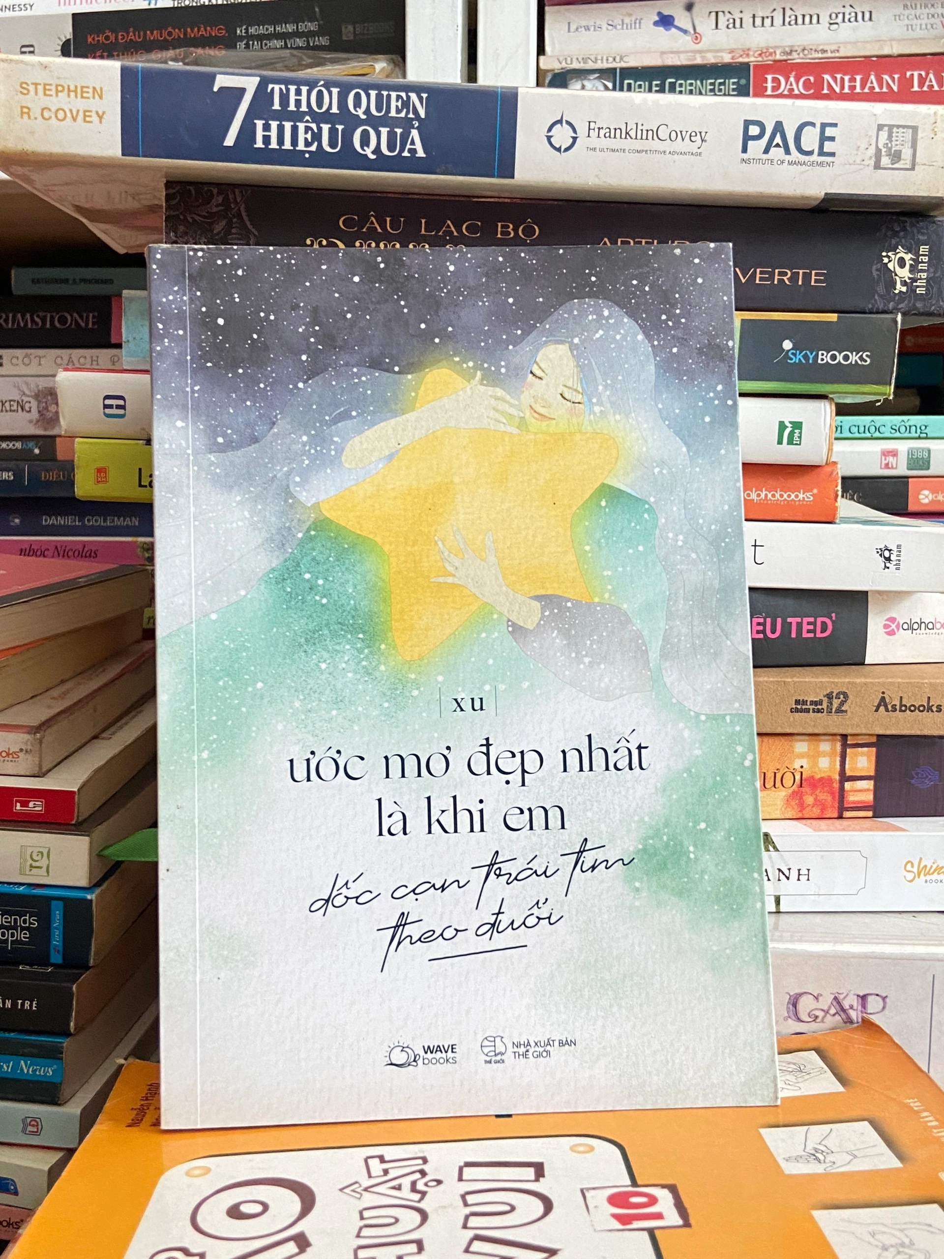 Ước Mơ Đẹp Nhất Là Khi Em Dốc Cạn Trái Tim Theo Đuổi by Xu - Sách Book Cover - Ngọc Hiển Books