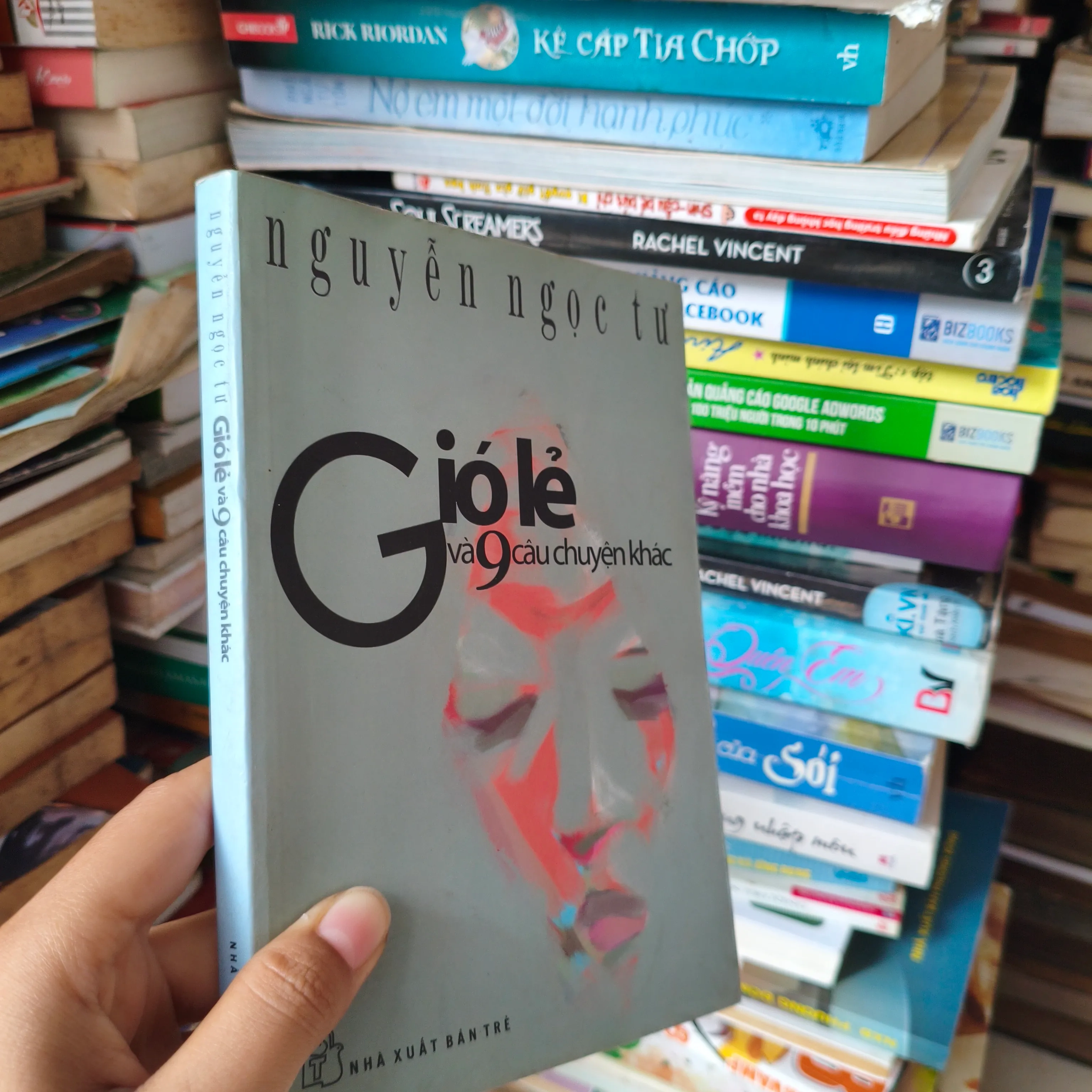 Gió lẻ và 9 câu chuyện khác 🌱 by  - Sách Book Cover - Ngọc Hiển Books