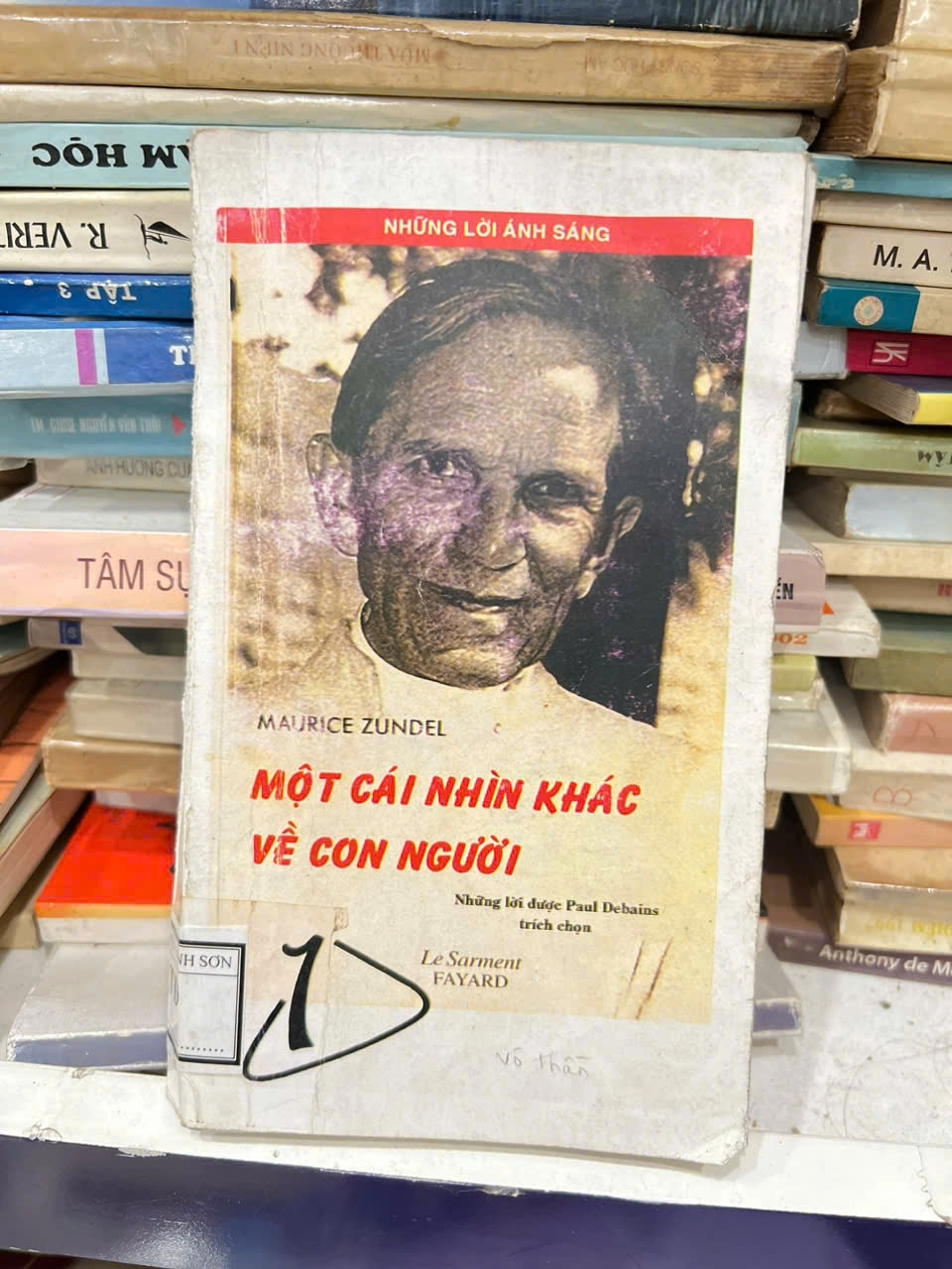 Một Cái Nhìn Khác Về Con Người by  - Sách Book Cover - Ngọc Hiển Books