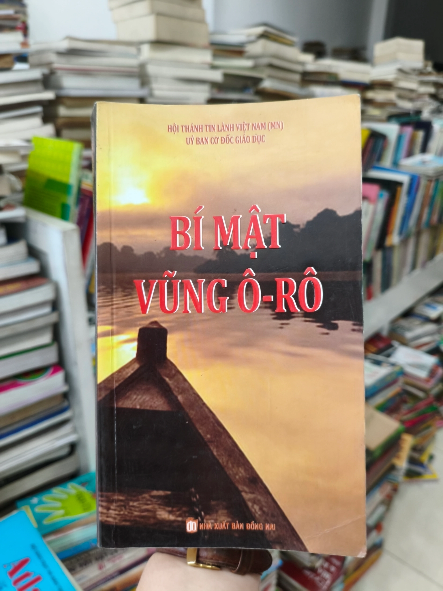 Bí mật vũng ô- rô by  - Sách Book Cover - Ngọc Hiển Books