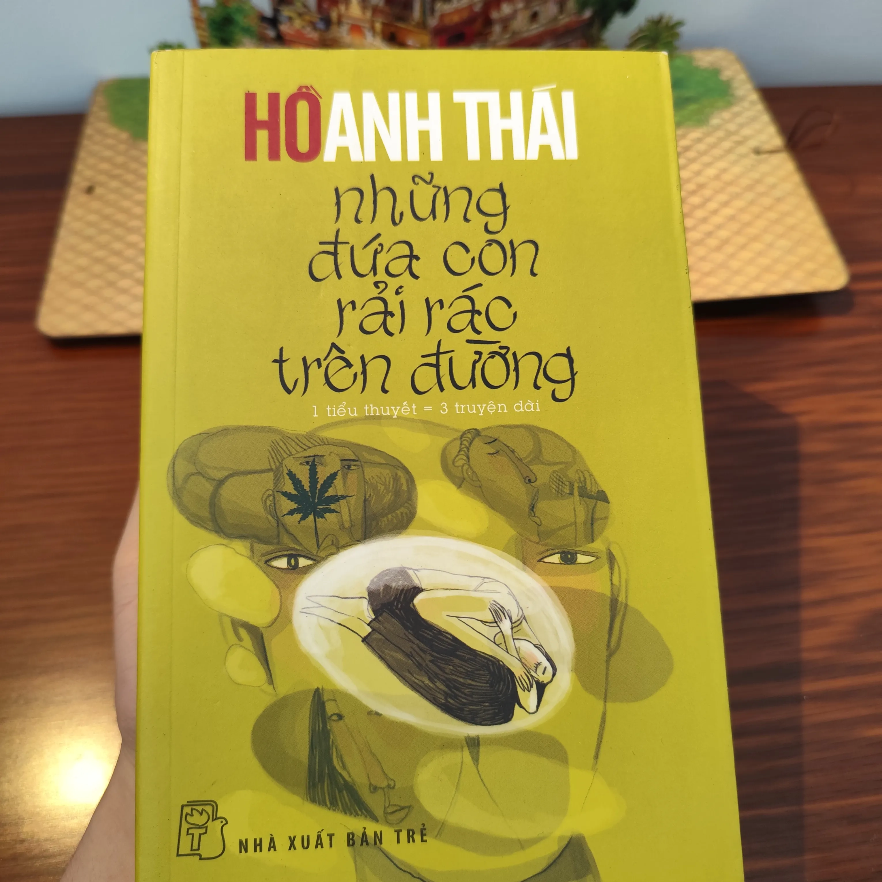 Những đứa con rải rác trên đường - Hồ Anh Thái by  - Sách Book Cover - Ngọc Hiển Books