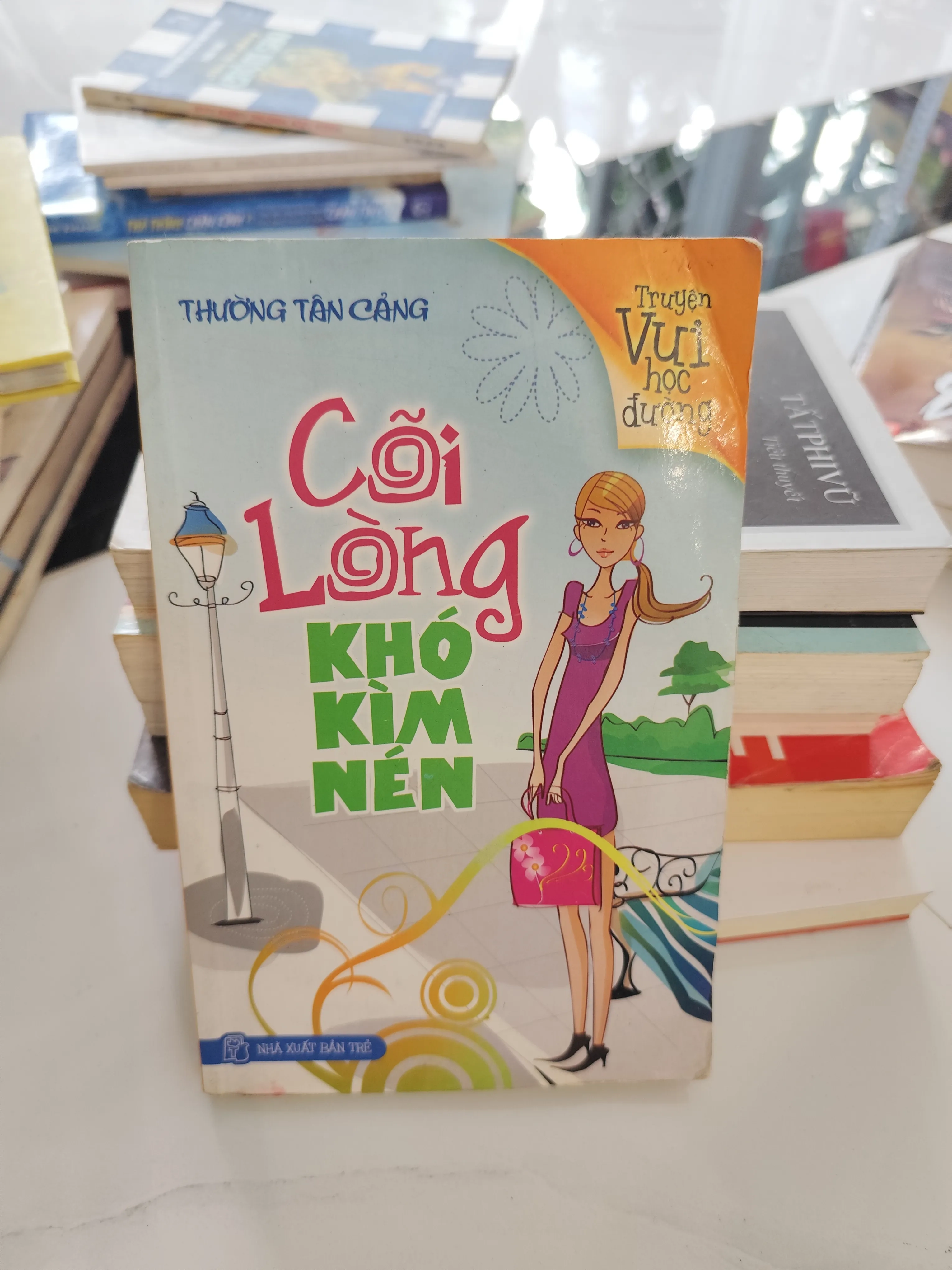 Cõi lòng khó kiềm nén by  - Sách Book Cover - Ngọc Hiển Books