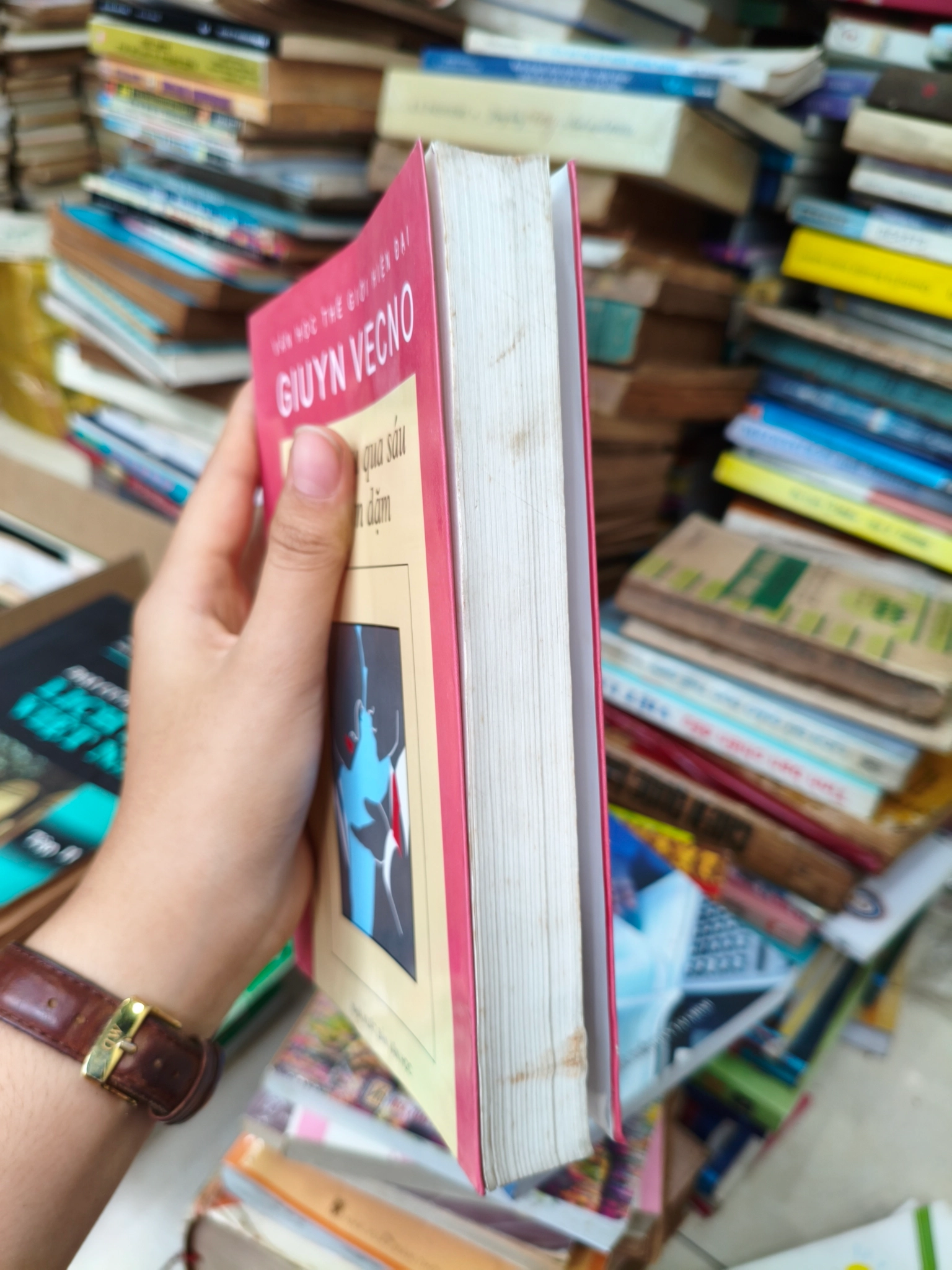 Tình yêu qua sáu nghìn dặm 🌱 by  - Sách Book Cover - Ngọc Hiển Books