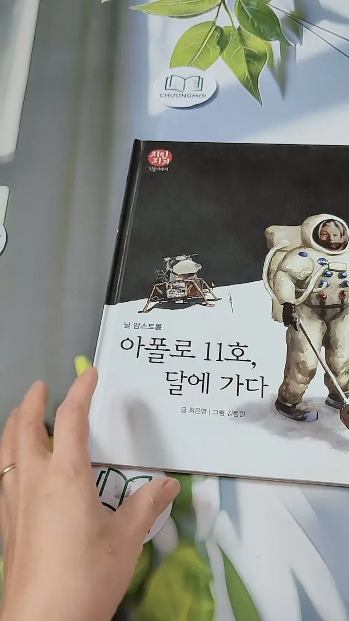 [Tặng nẹp góc] Truyện thiếu nhi Hàn Quốc: Danh nhân 61 -  지인지기 인물 이야기: 닐 암스트롱 732011