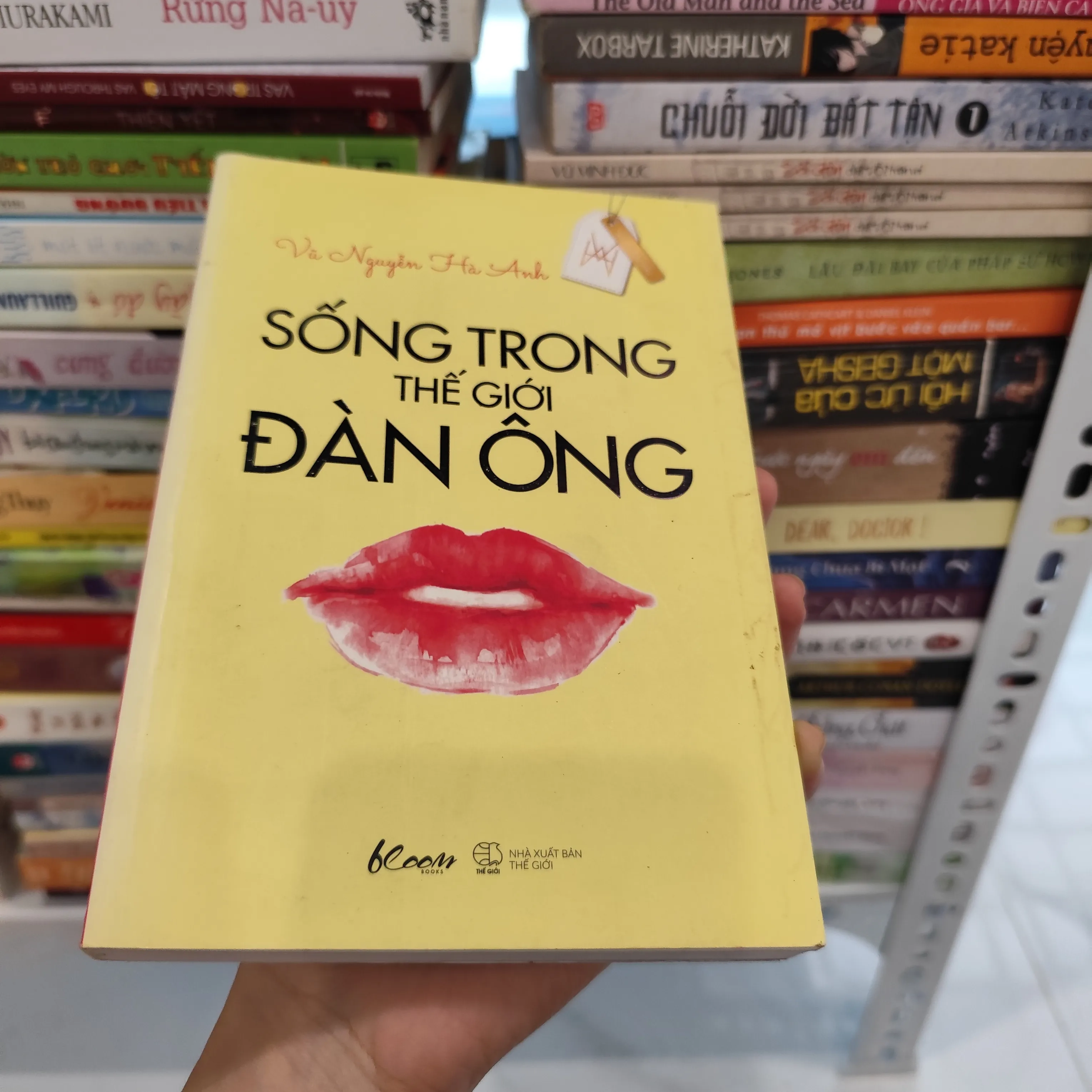 Sống trong thế giới đàn ông by  - Sách Book Cover - Ngọc Hiển Books