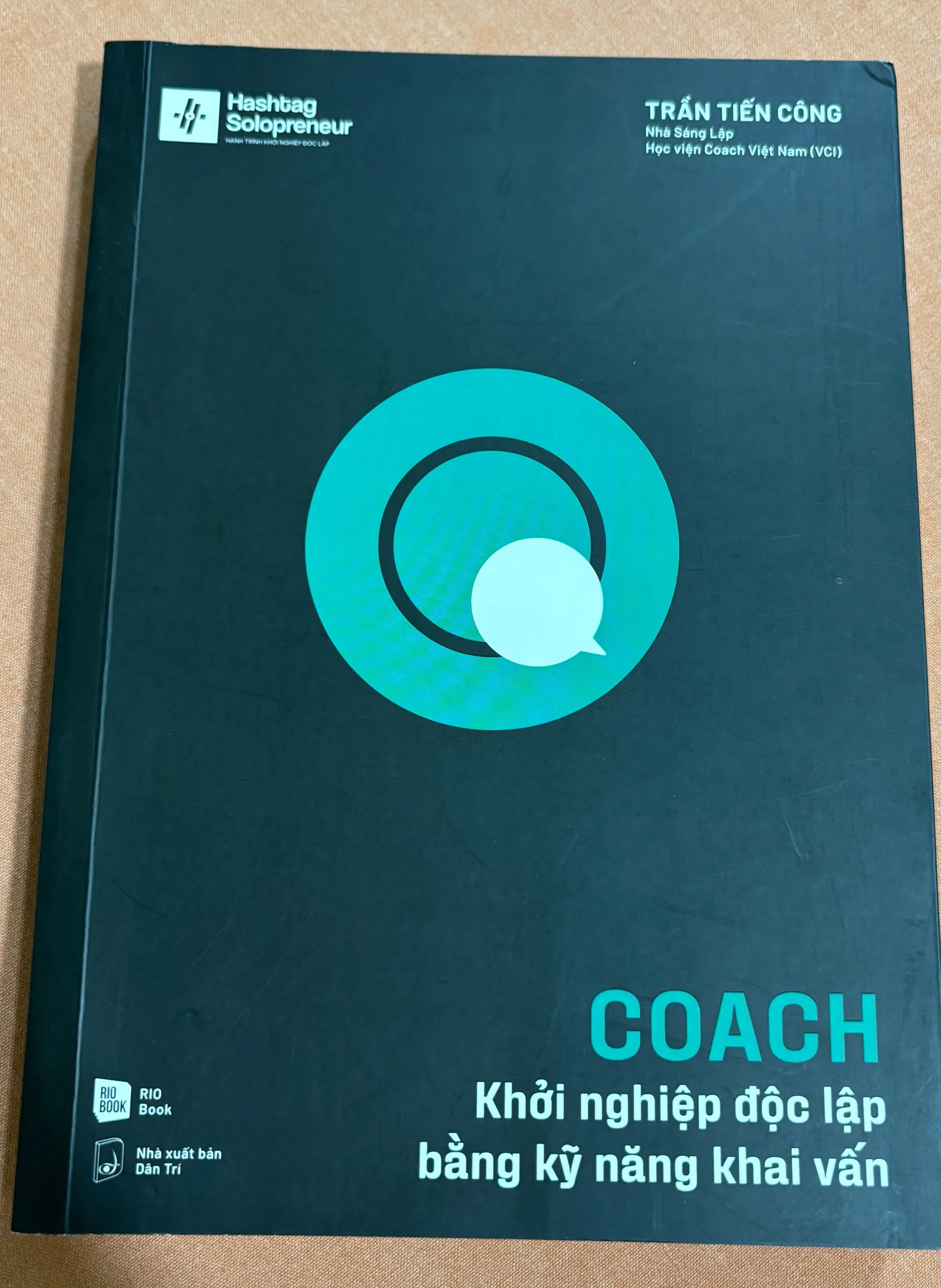 Coach khởi nghiệp độc lập bằng kỹ năng khai vấn 🌊 by  - Sách Book Cover - Ngọc Hiển Books