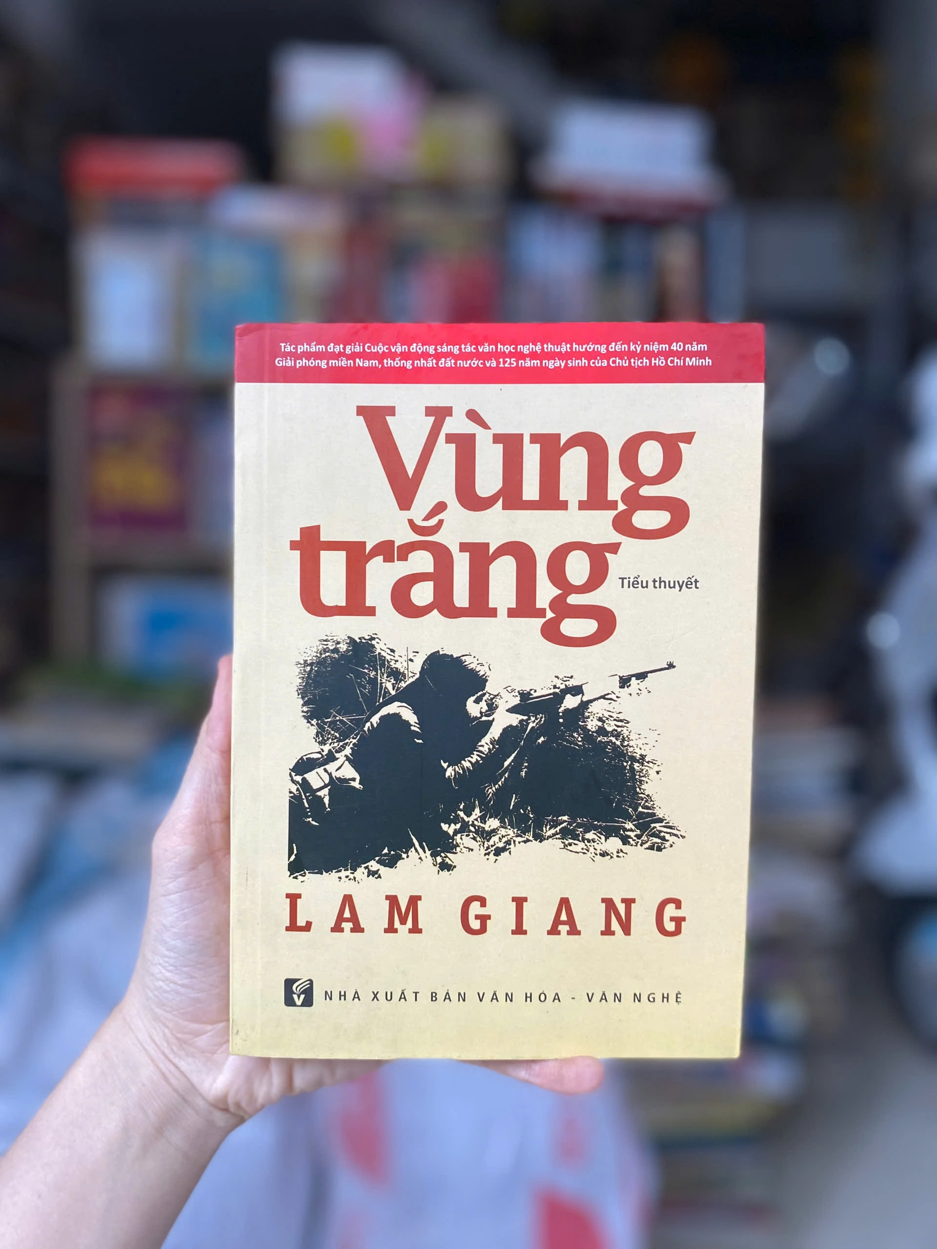Vùng Trắng - Lam Giang by Lam Giang (tên thật Hồ Sĩ Thành) - Sách Book Cover - Ngọc Hiển Books