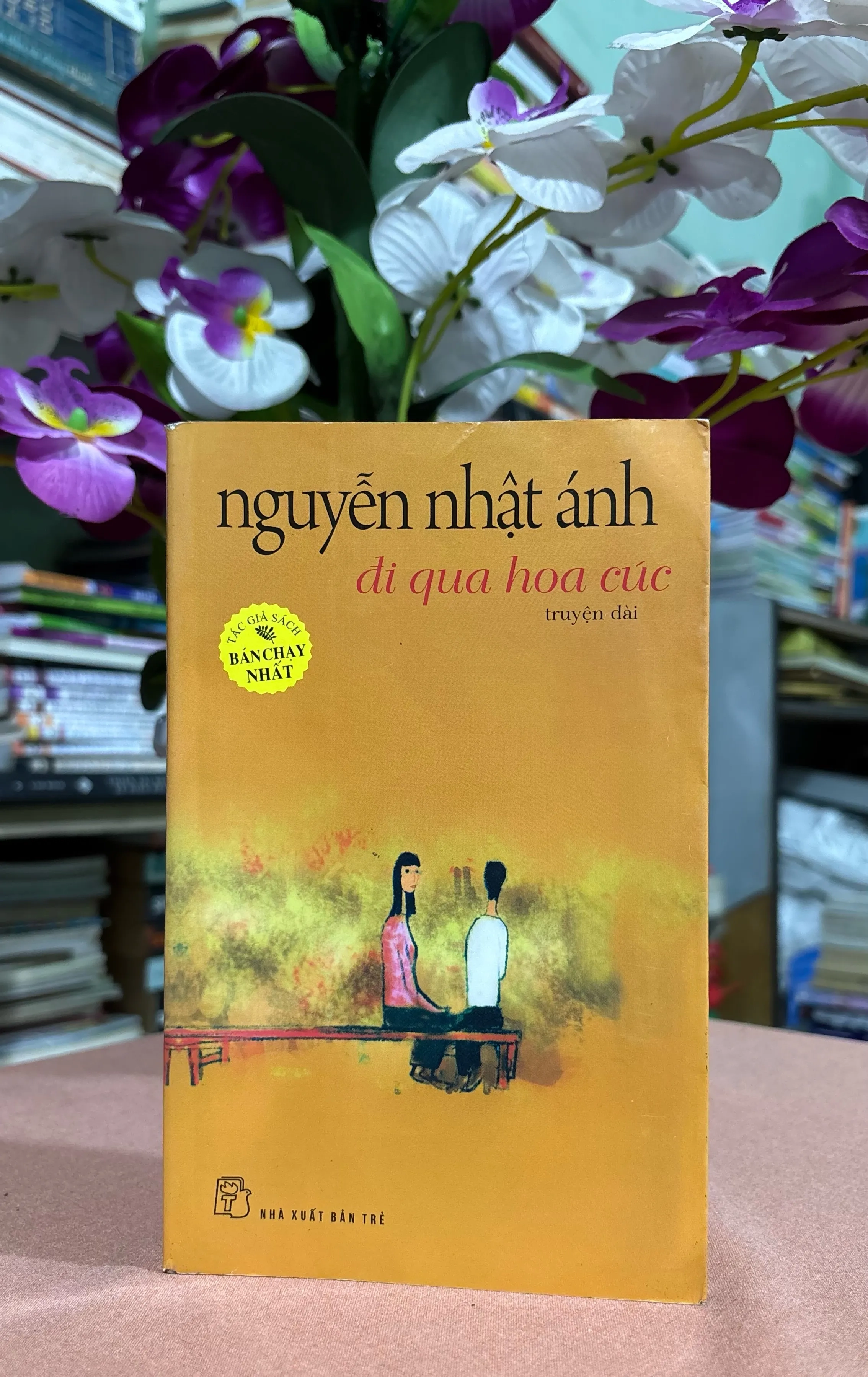 Đi qua hoa cúc 🌊 by  - Sách Book Cover - Ngọc Hiển Books