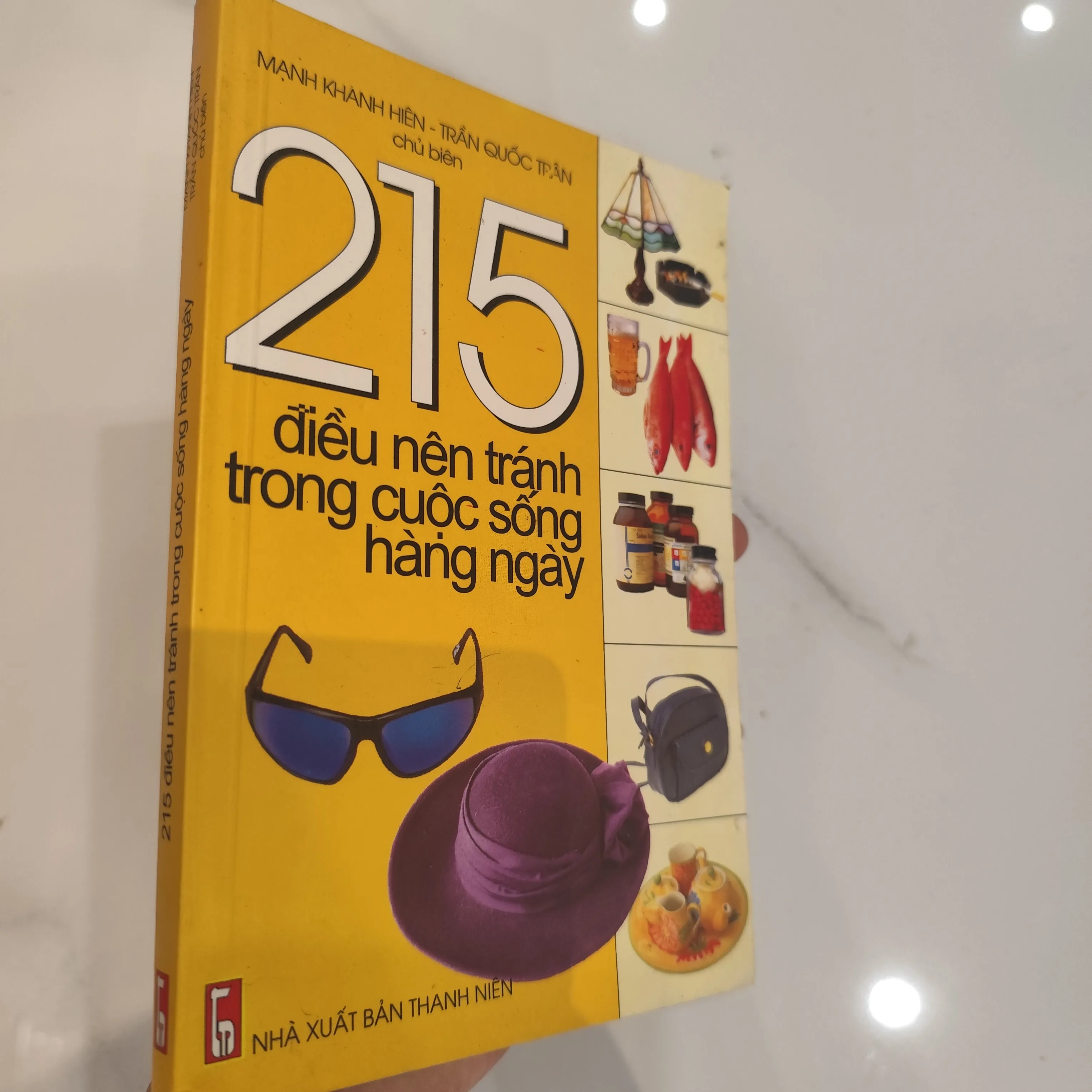 215 điều nên tránh trong cuộc sống hàng ngày by  - Sách Book Cover - Ngọc Hiển Books