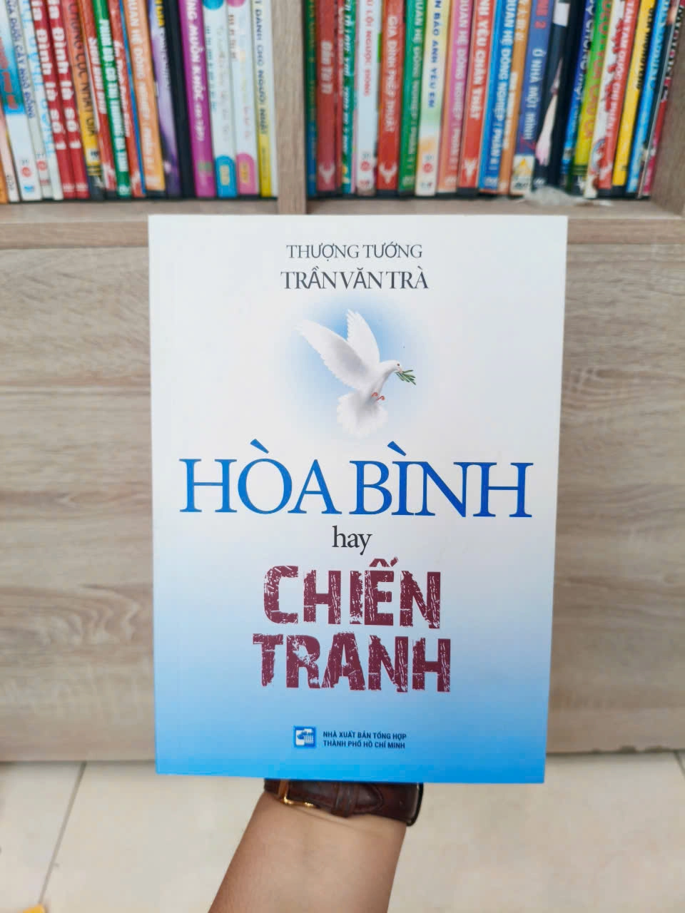 Hòa Bình Hay Chiến Tranh by  - Sách Book Cover - Ngọc Hiển Books
