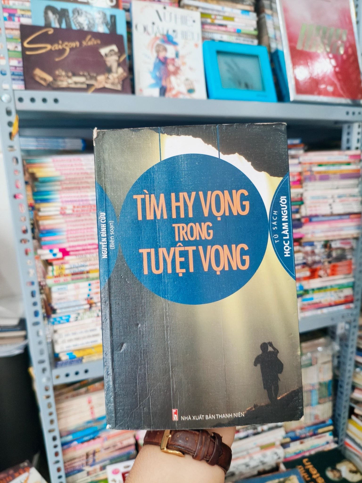 Tìm hy vọng trong tuyệt vọng 🌱 by  - Sách Book Cover - Ngọc Hiển Books