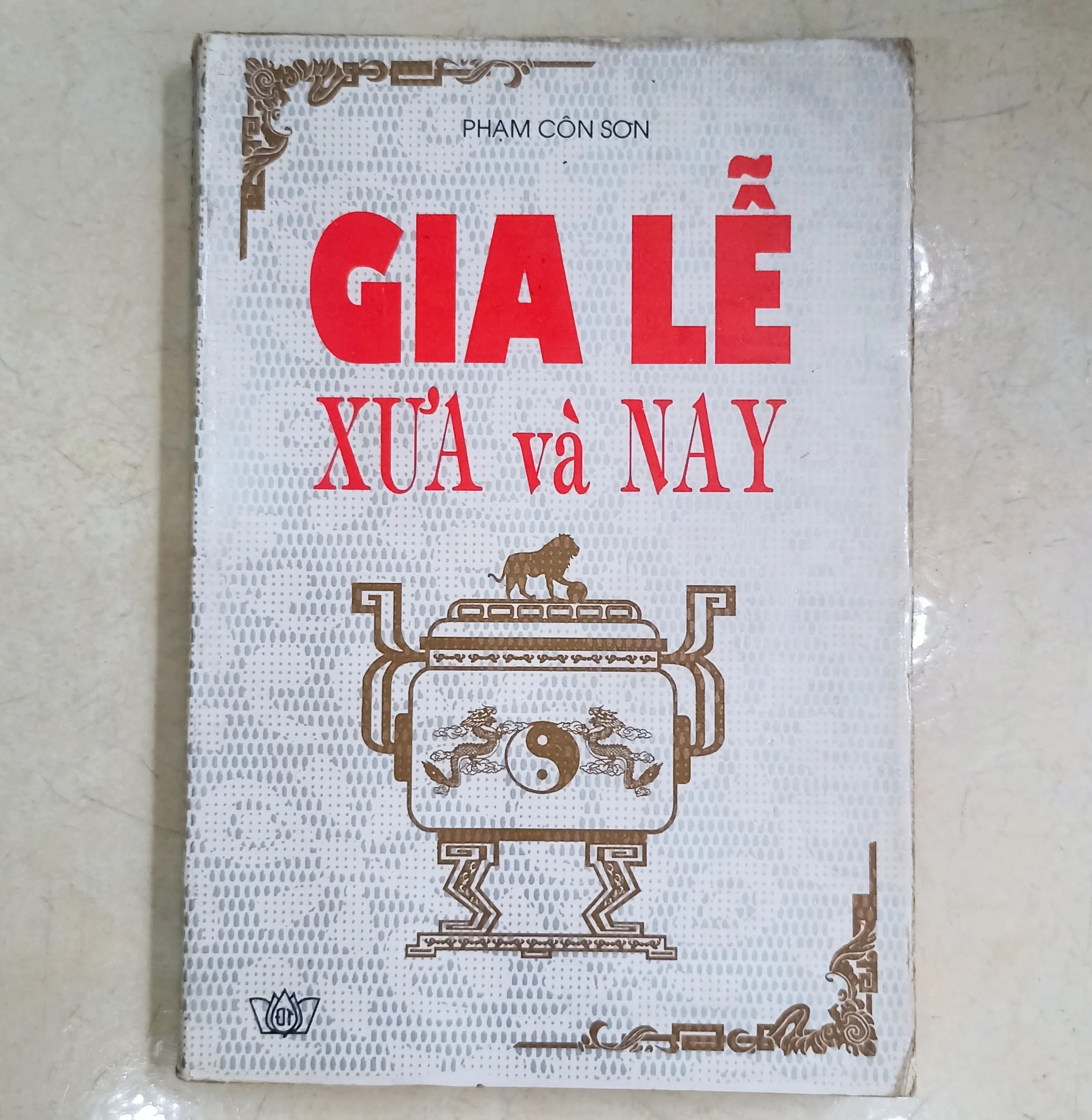 Gia lễ xưa và nay 🌻 by  - Sách Book Cover - Ngọc Hiển Books