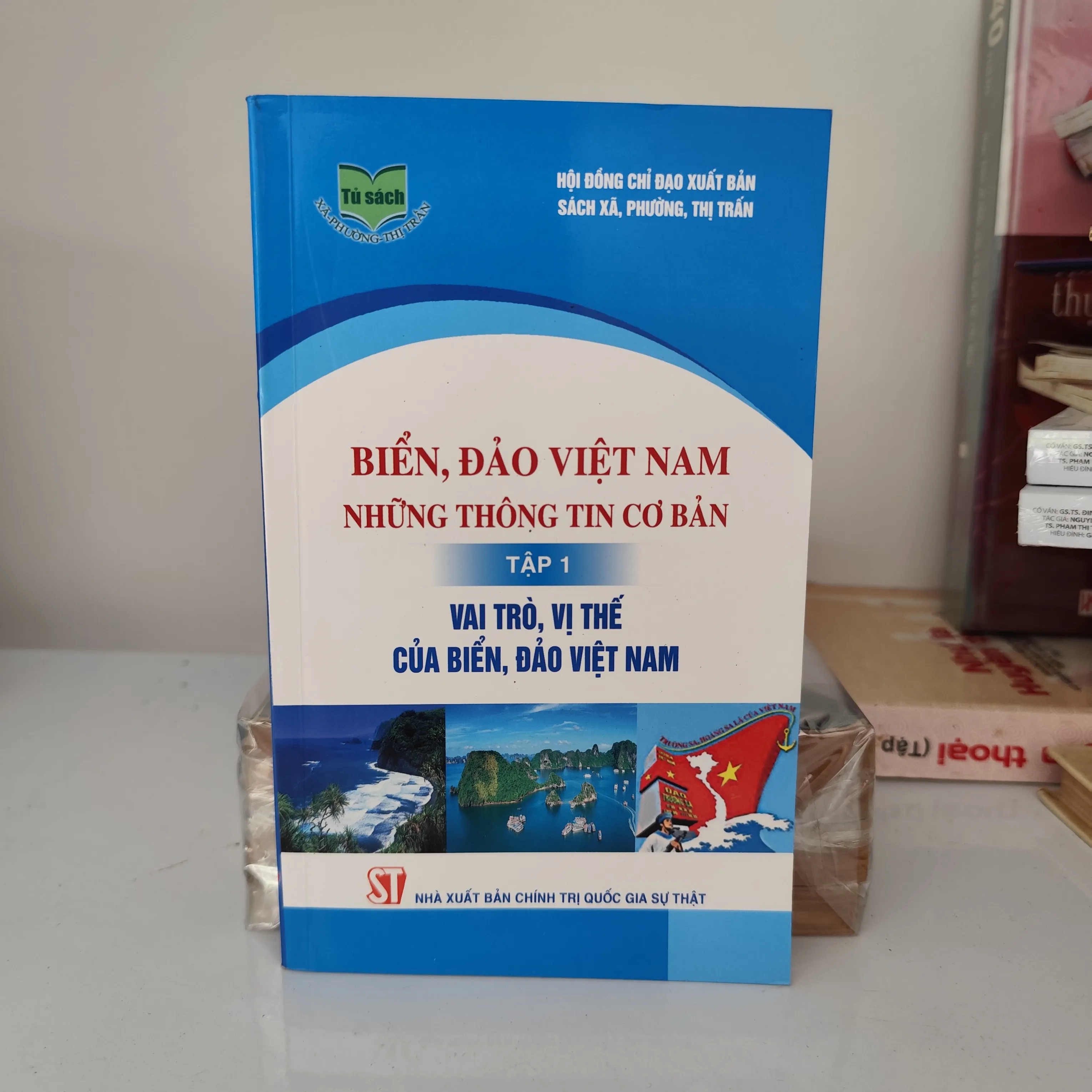 Biển, đảo Việt Nam những thông tin cơ bản tập 1 by  - Sách Book Cover - Ngọc Hiển Books