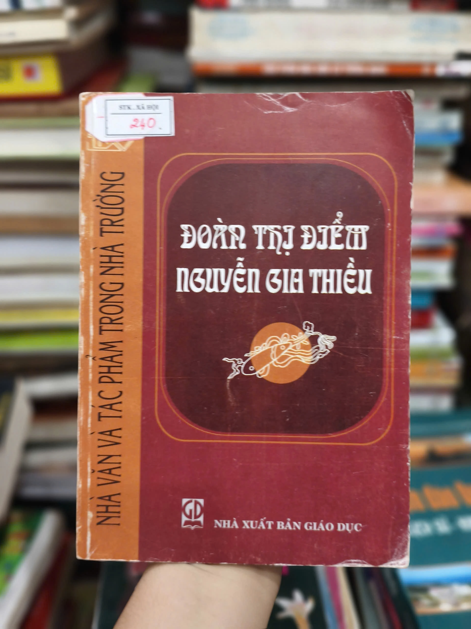 Nhà Văn Và Tác Phẩm Trong Nhà Trường - Đoàn Thị Điểm by Nguyễn Gia Thiều - Sách Book Cover - Ngọc Hiển Books
