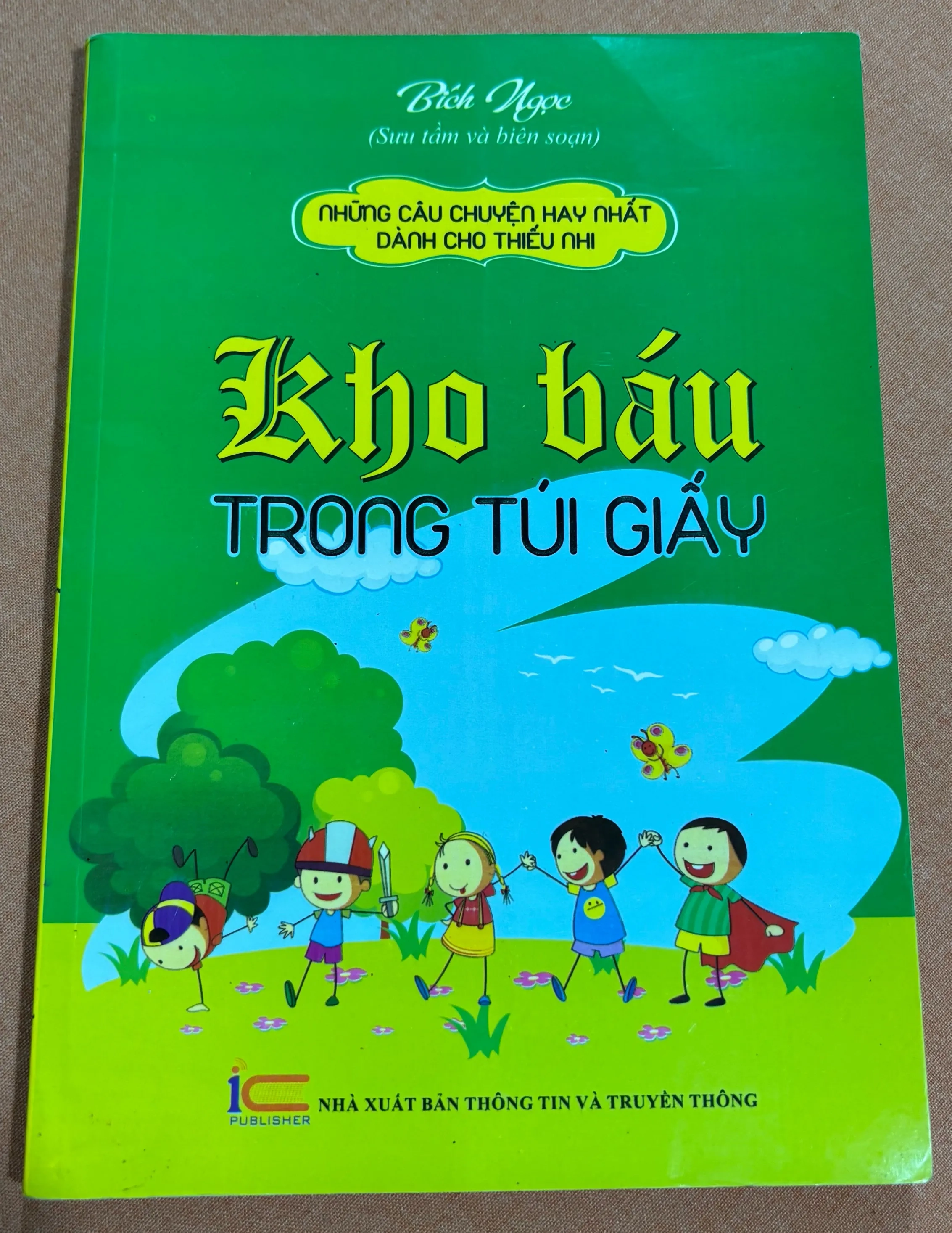 Kho báu trong túi giấy 🌊 by  - Sách Book Cover - Ngọc Hiển Books