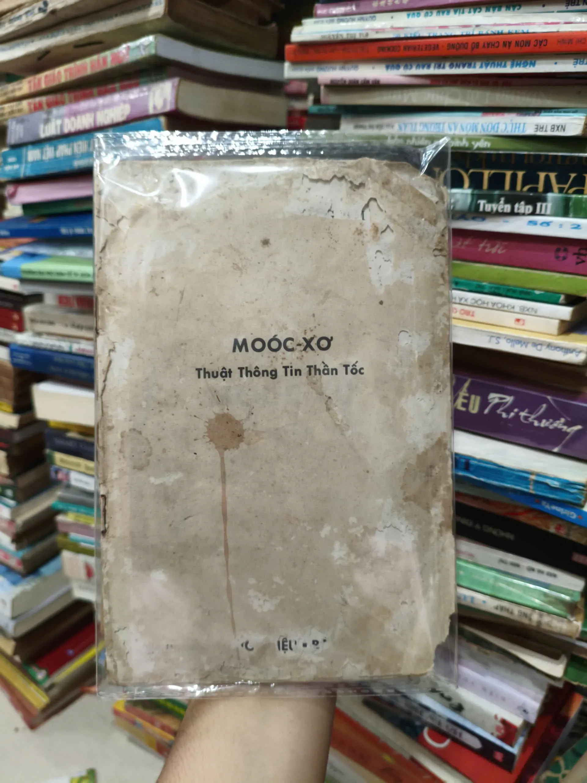 Moóc -  Xơ Thuật Thông Tin Thần Tốc by Roger Faligot - Sách Book Cover - Ngọc Hiển Books