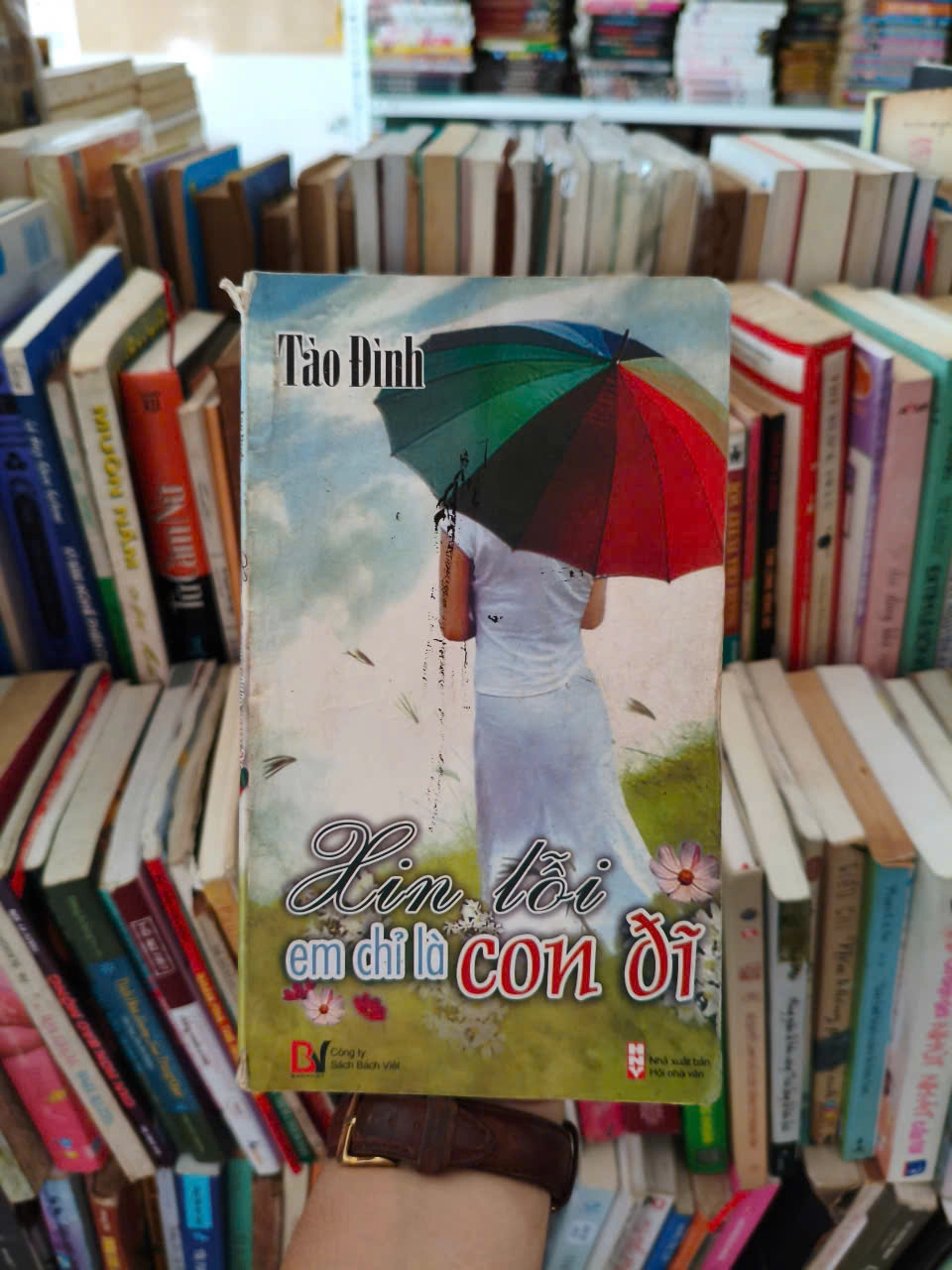 Xin Lỗi Em Chỉ Là Con Đĩ by Tào Đình (bút danh Bảo Thê); bản dịch tiếng Việt phổ biến do Trang Hạ (dịch giả) được ghi nhận trên nhiều nguồn - Sách Book Cover - Ngọc Hiển Books