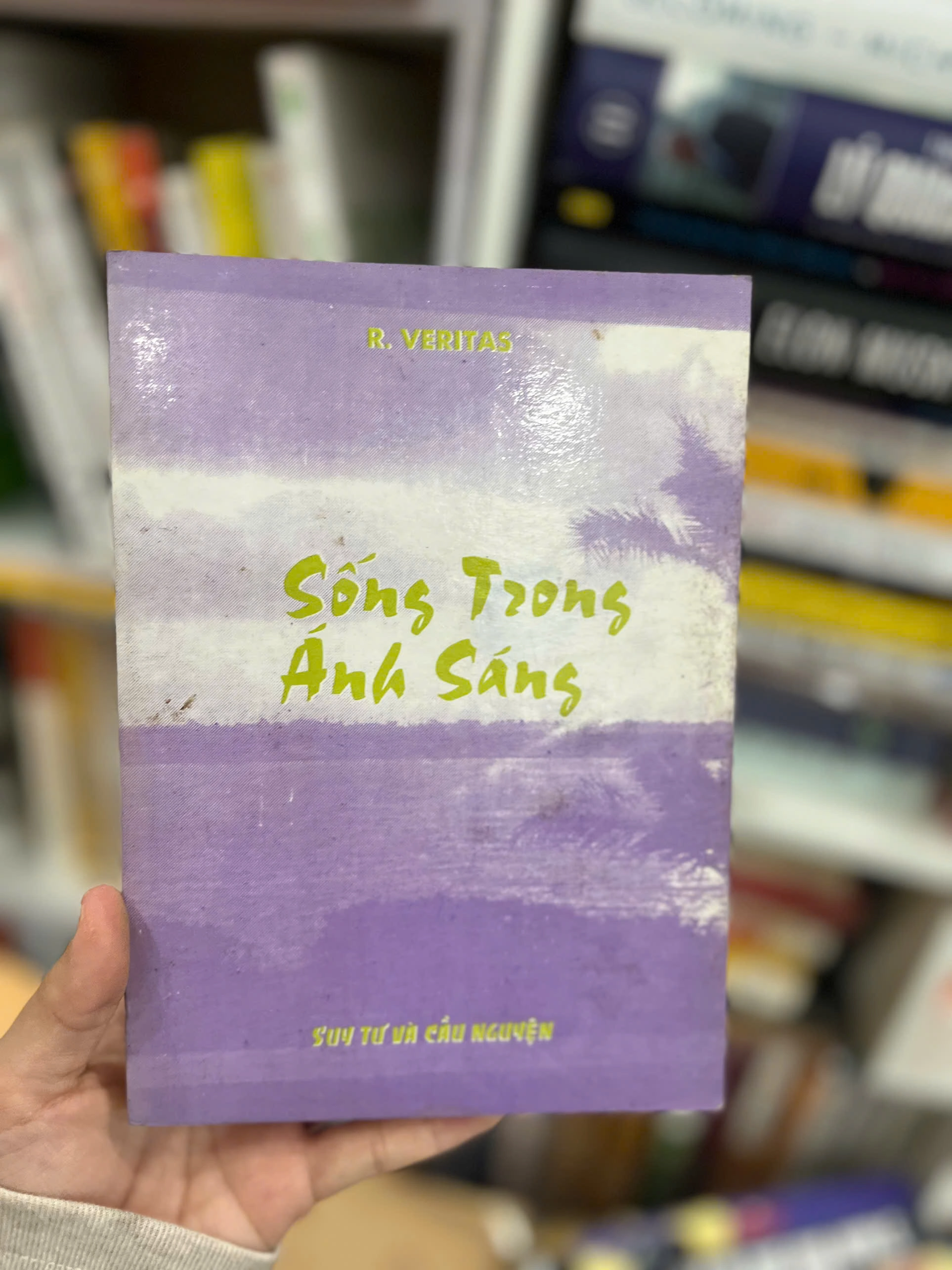 Sống trong ánh sáng by  - Sách Book Cover - Ngọc Hiển Books