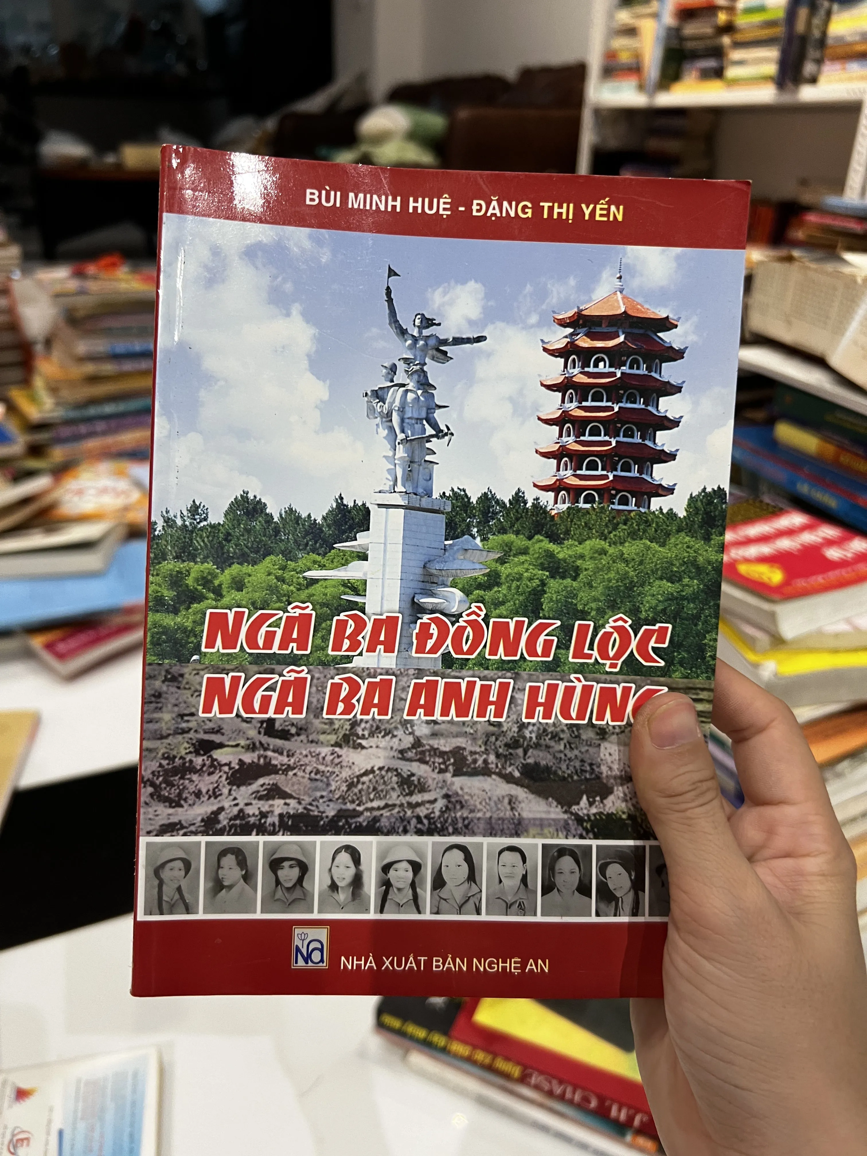 Ngã ba Đồng Lộc- Ngã ba anh hùng by  - Sách Book Cover - Ngọc Hiển Books