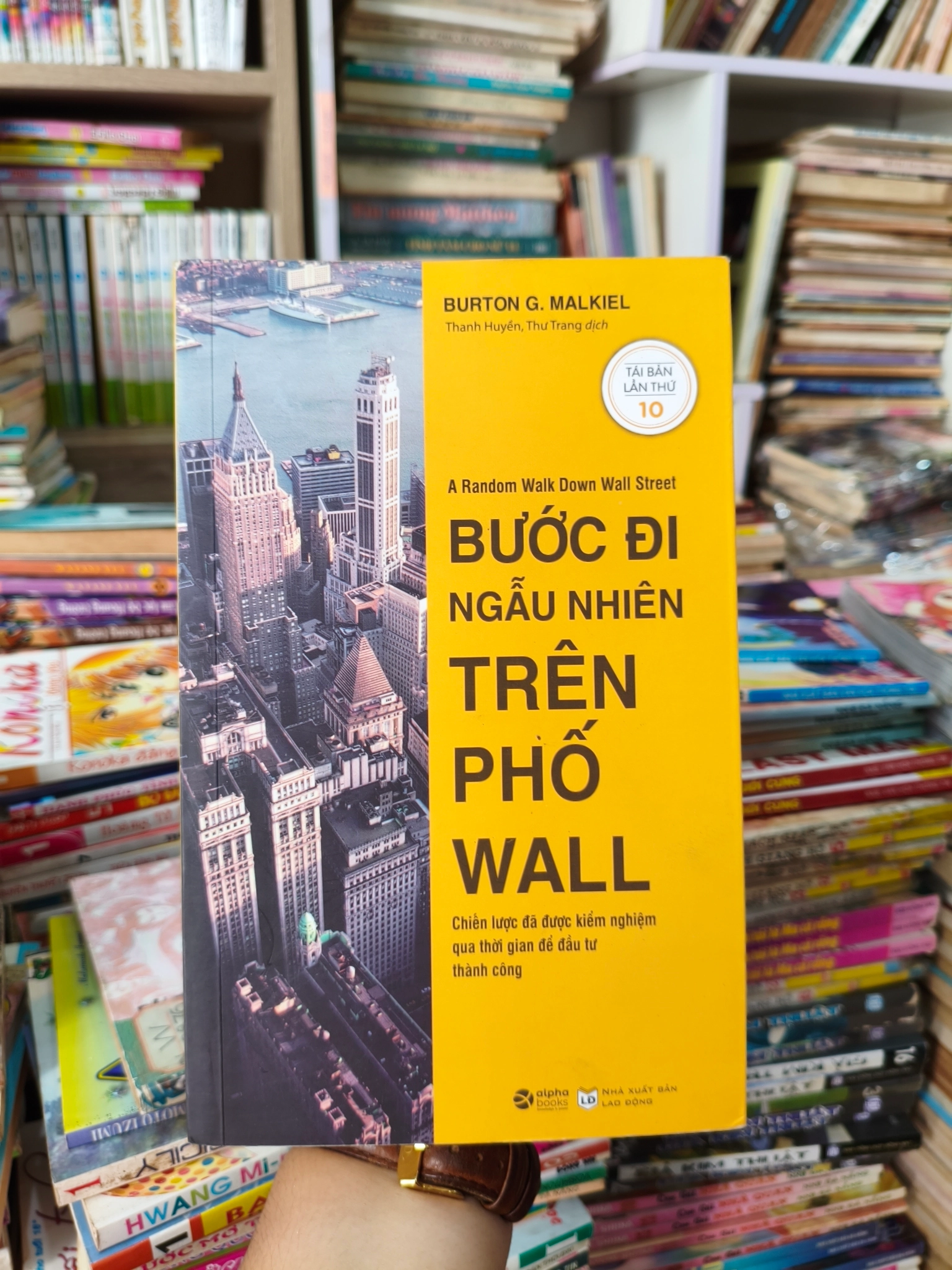 Bước đi ngẫu nhiên trên phố wall by  - Sách Book Cover - Ngọc Hiển Books