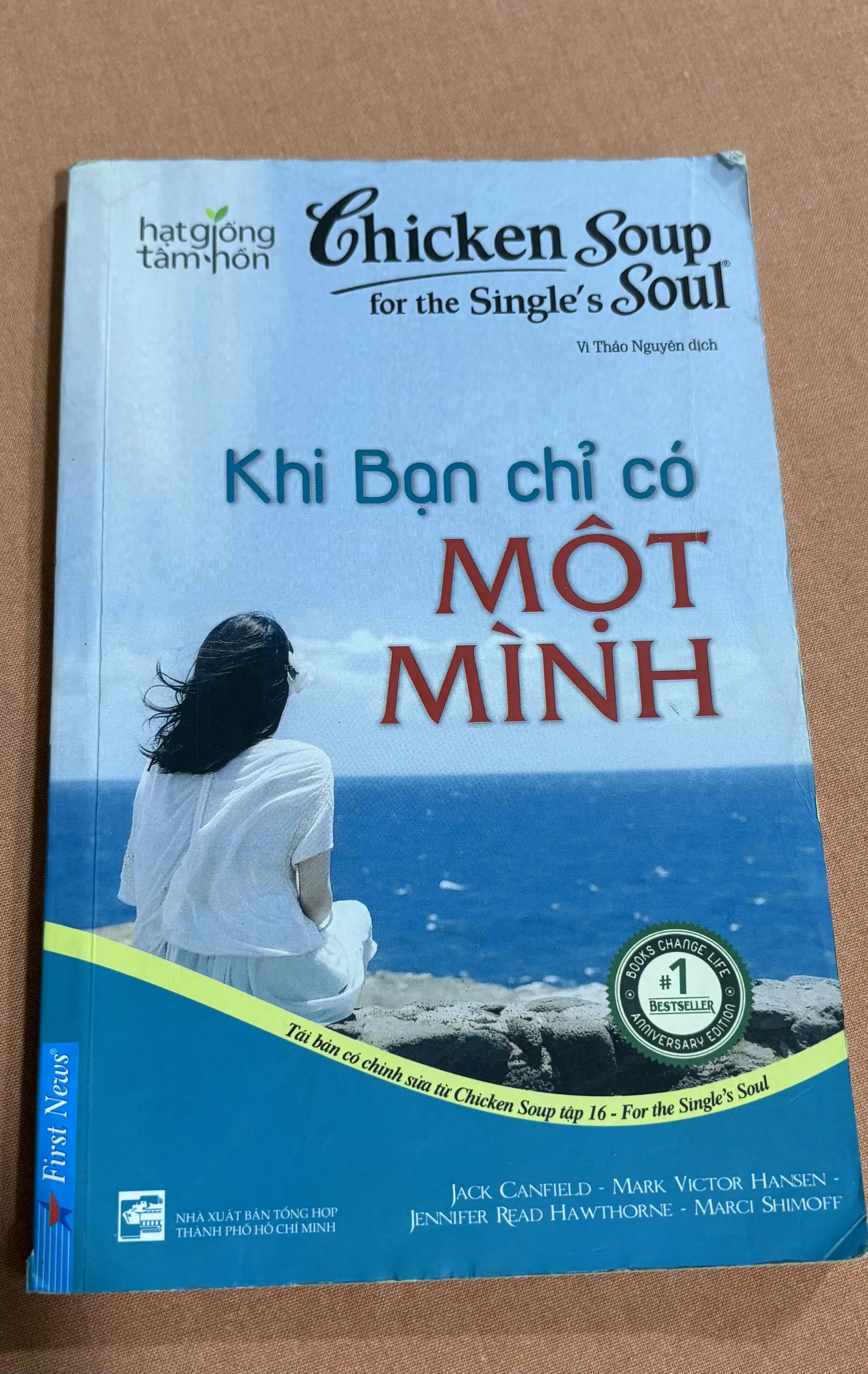 Khi bạn chỉ có một mình 🌊 by  - Sách Book Cover - Ngọc Hiển Books