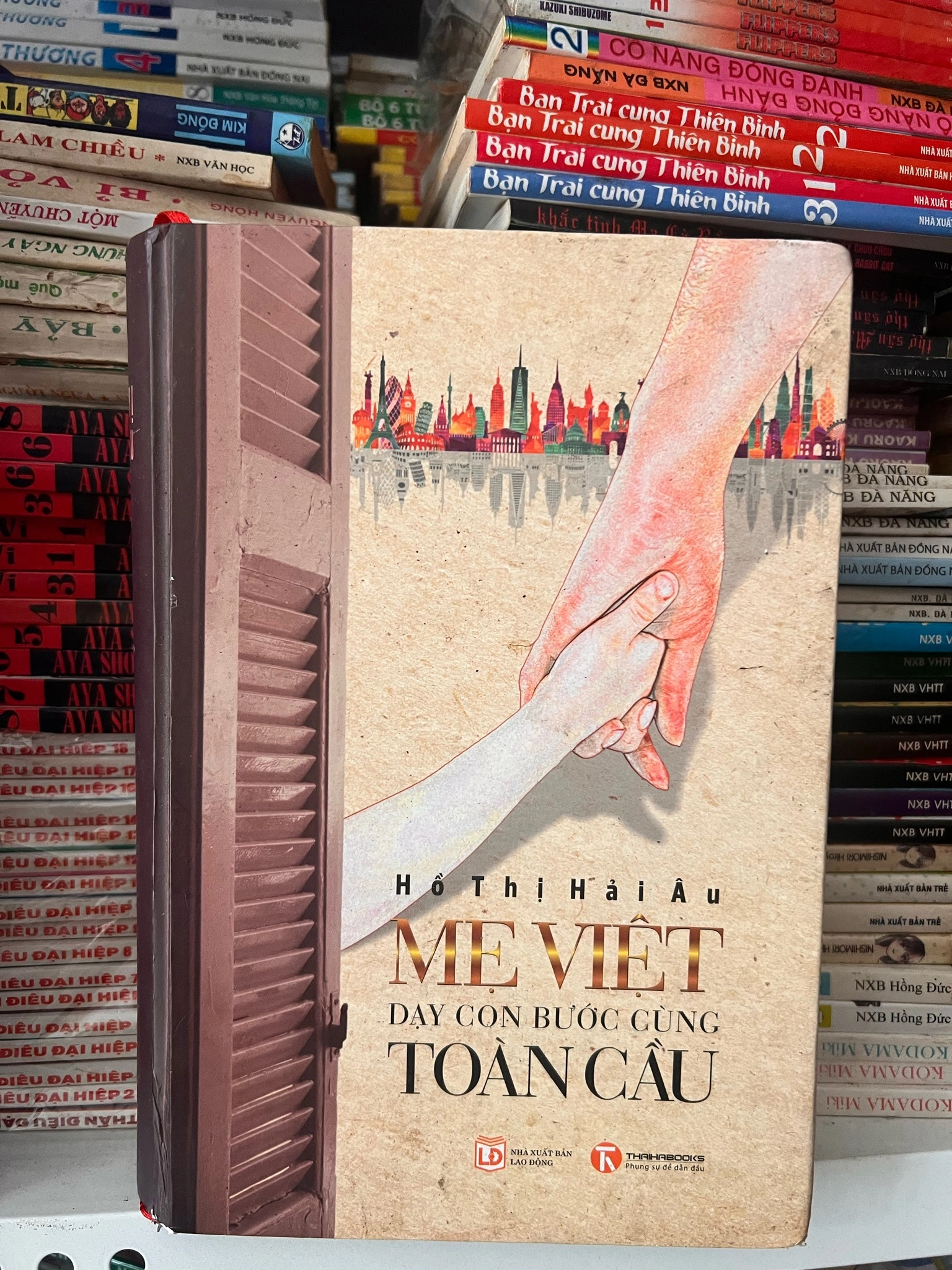 Sách - Mẹ Việt Dạy Con Bước Cùng Toàn Cầu by  - Sách Book Cover - Ngọc Hiển Books