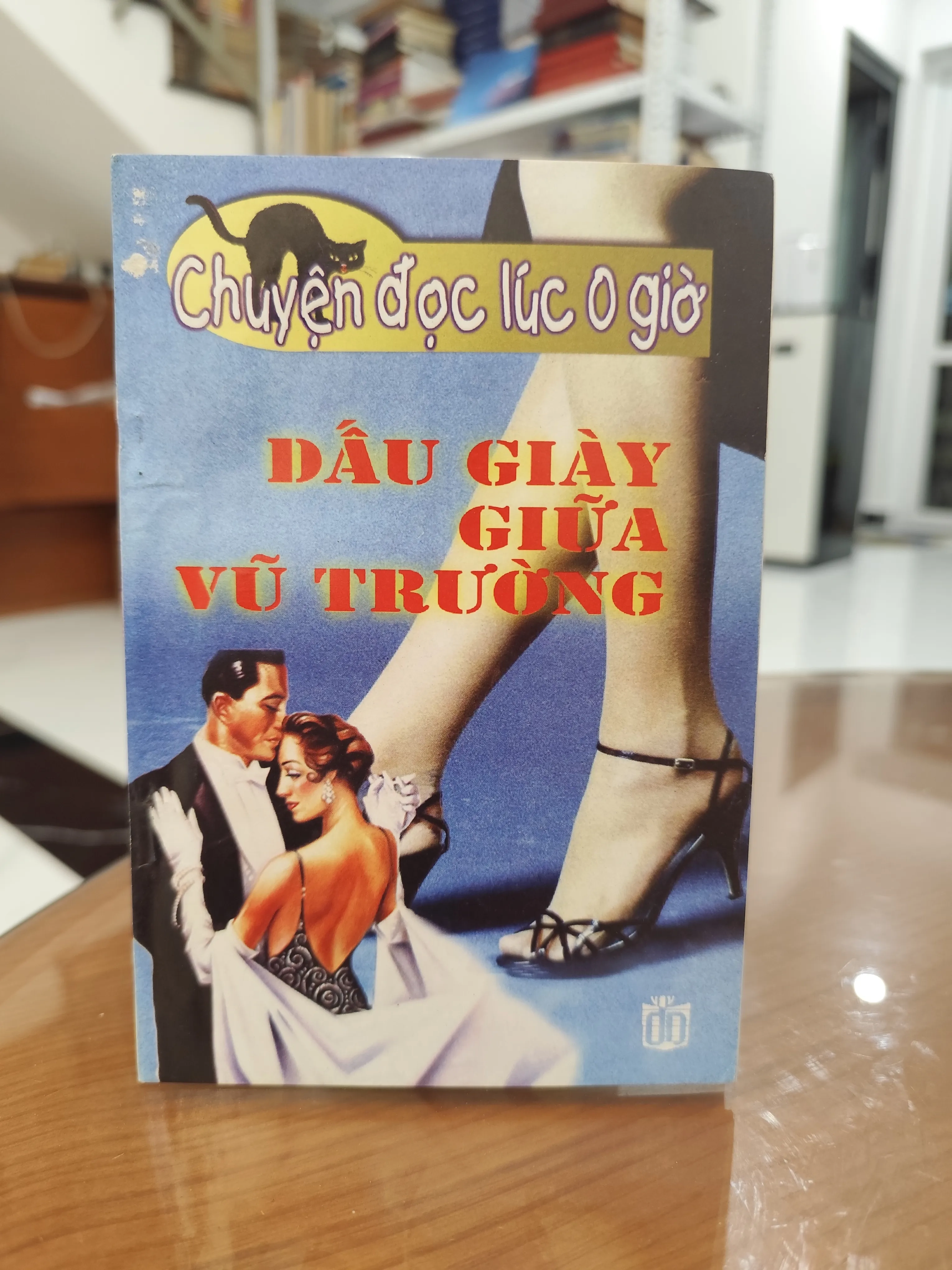 Chuyện đọc lúc 0 giờ- dấu vết giữa vũ trường by  - Sách Book Cover - Ngọc Hiển Books