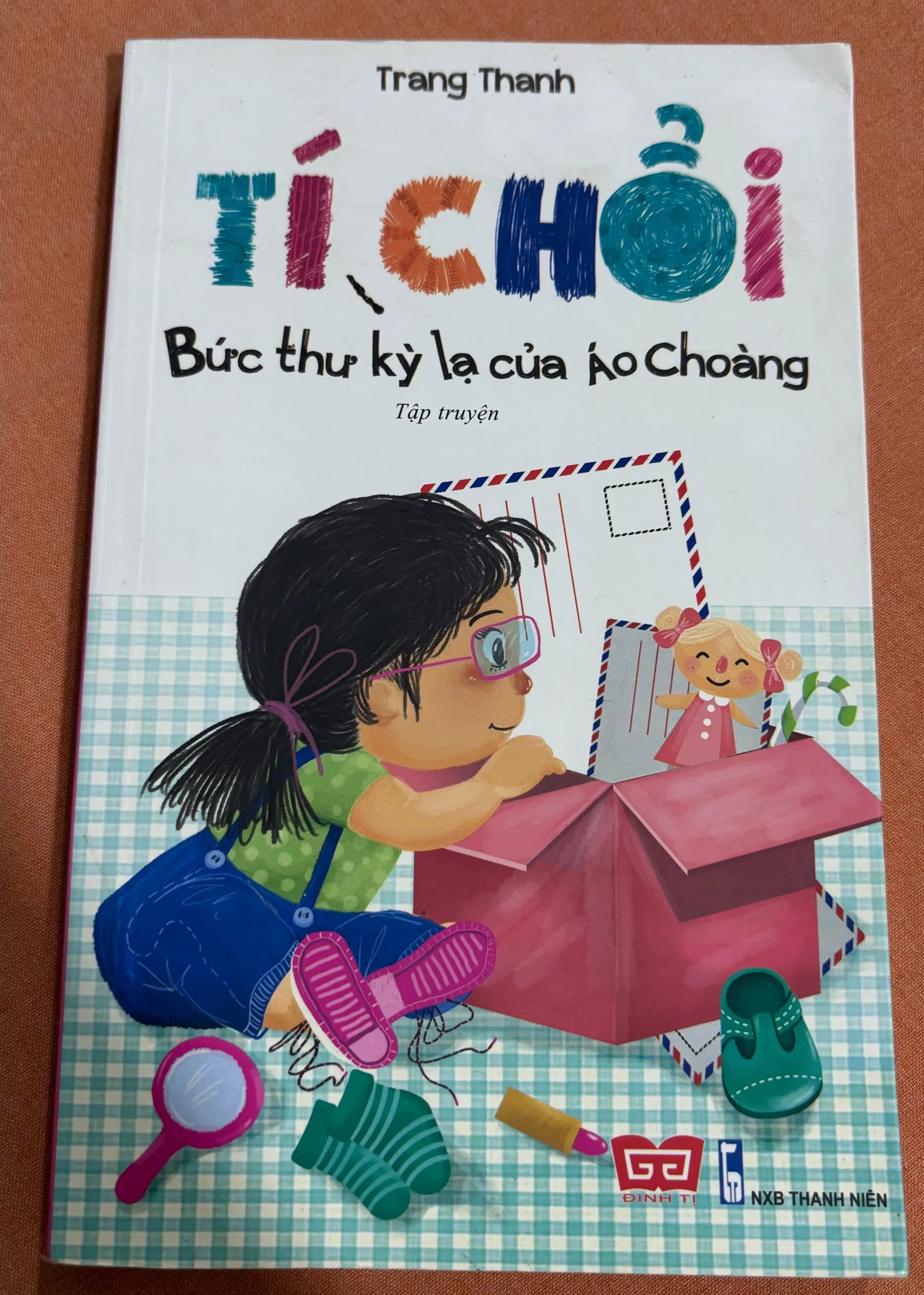 Tí Chổi - Bức thư kỳ lạ của áo choàng 🌊 by  - Sách Book Cover - Ngọc Hiển Books