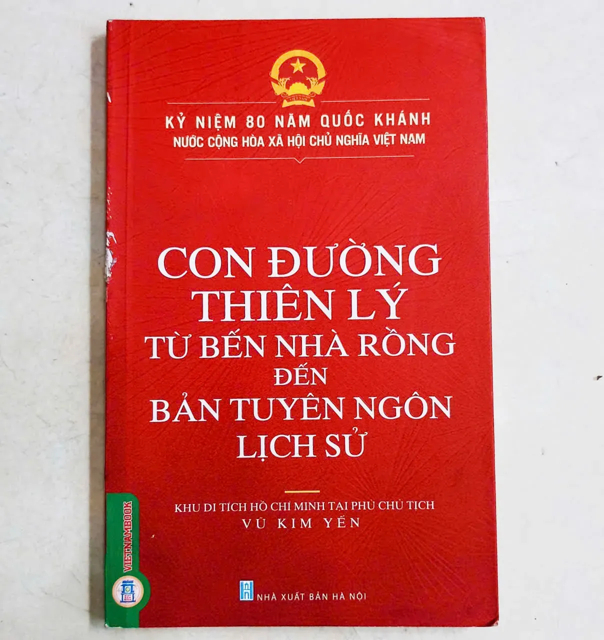 Con Đường Thiên Lý Từ Bến Nhà Rồng Đến Bản Tuyên Ngôn Lịch Sử🌻 by  - Sách Book Cover - Ngọc Hiển Books
