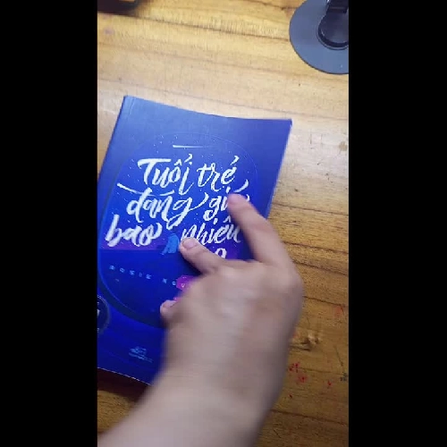Sách Tiểu thuyết Tuổi trẻ đáng giá bao nhiêu? Rosie Nguyễn